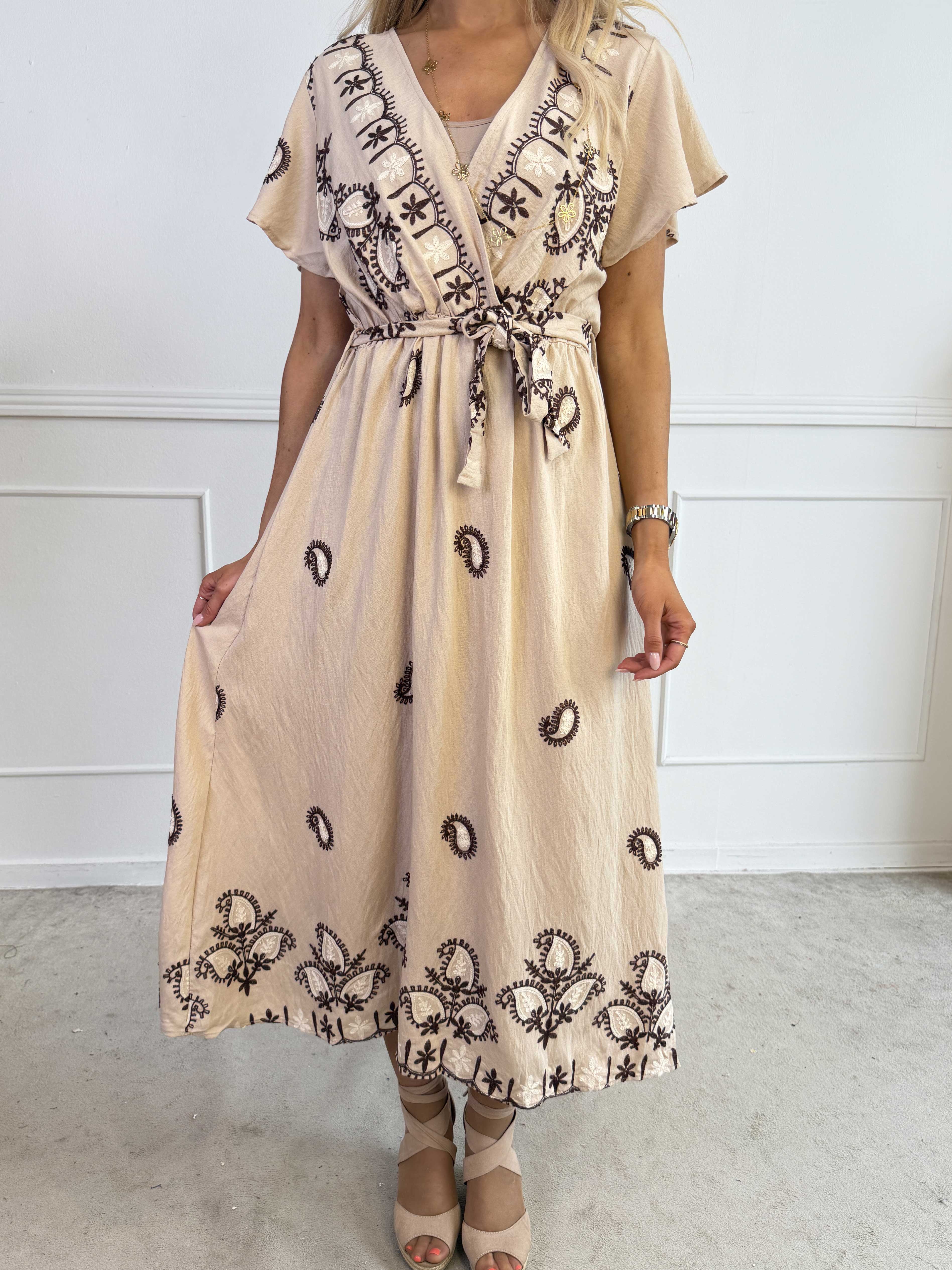 Nidia - Feminin kjole i viskoseblanding med broderet paisley mønster