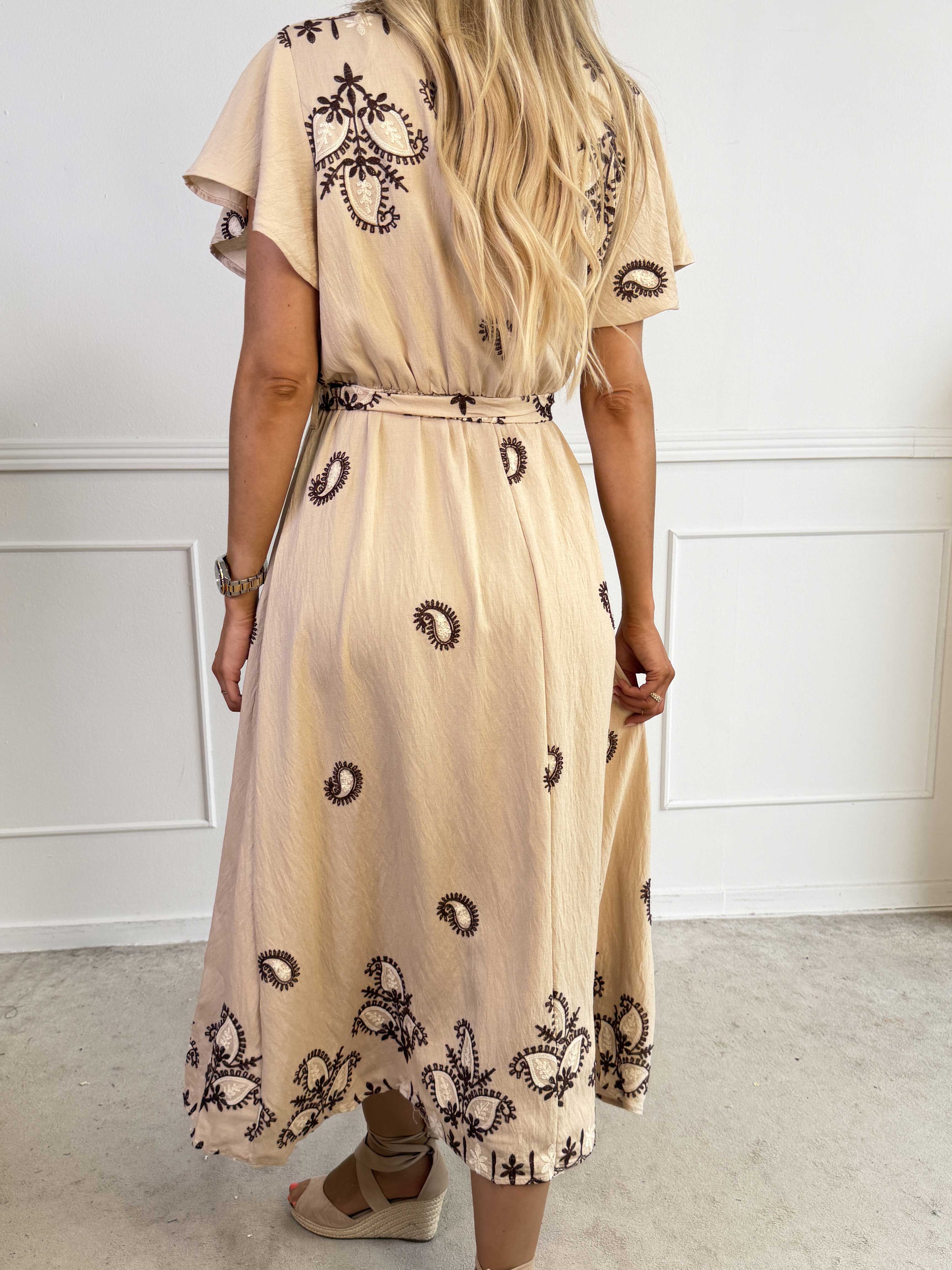 Nidia - Feminin kjole i viskoseblanding med broderet paisley mønster