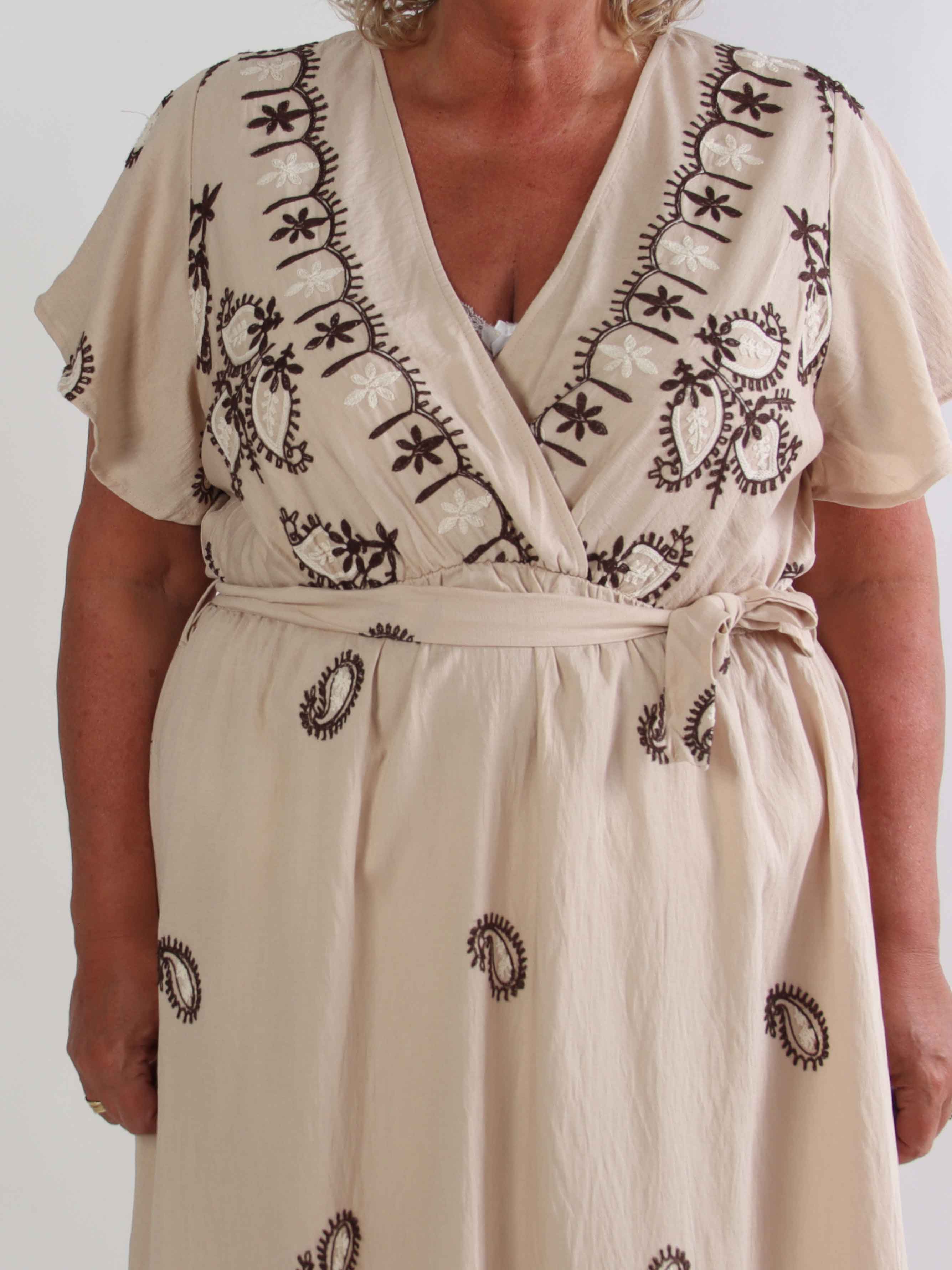 Nidia - Feminin kjole i viskoseblanding med broderet paisley mønster