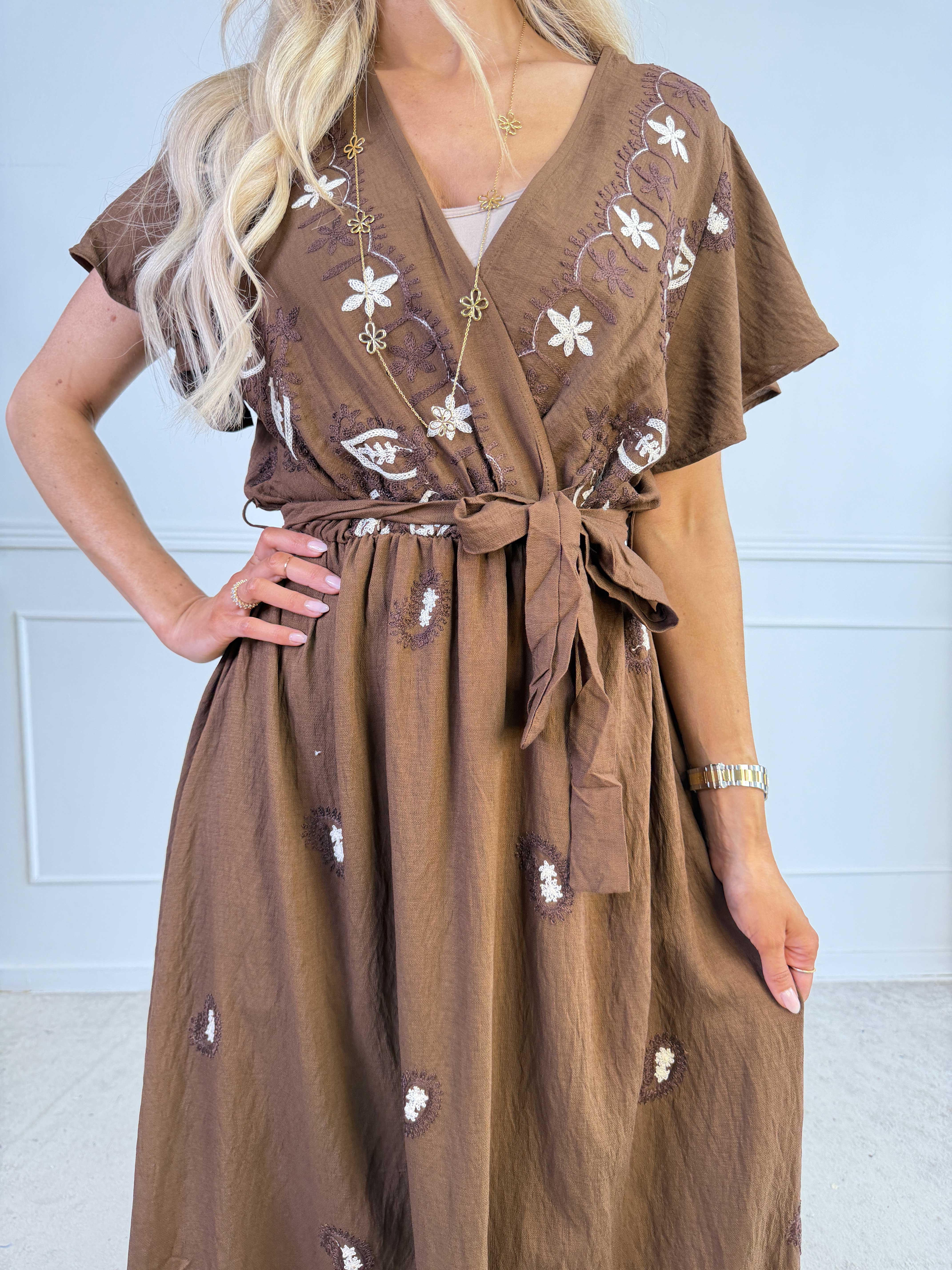 Nidia - Feminin kjole i viskoseblanding med broderet paisley mønster