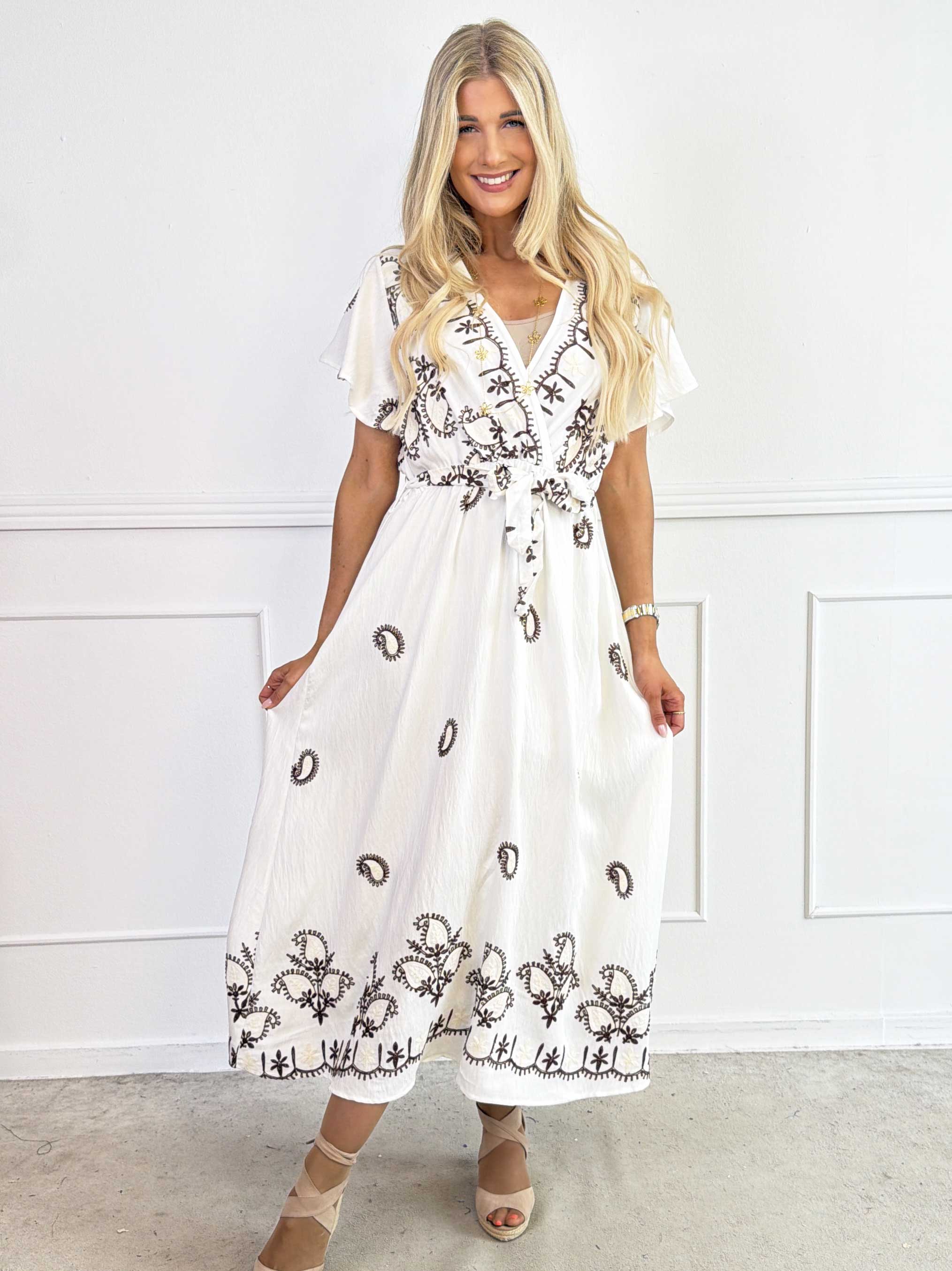 Nidia - Feminin kjole i viskoseblanding med broderet paisley mønster