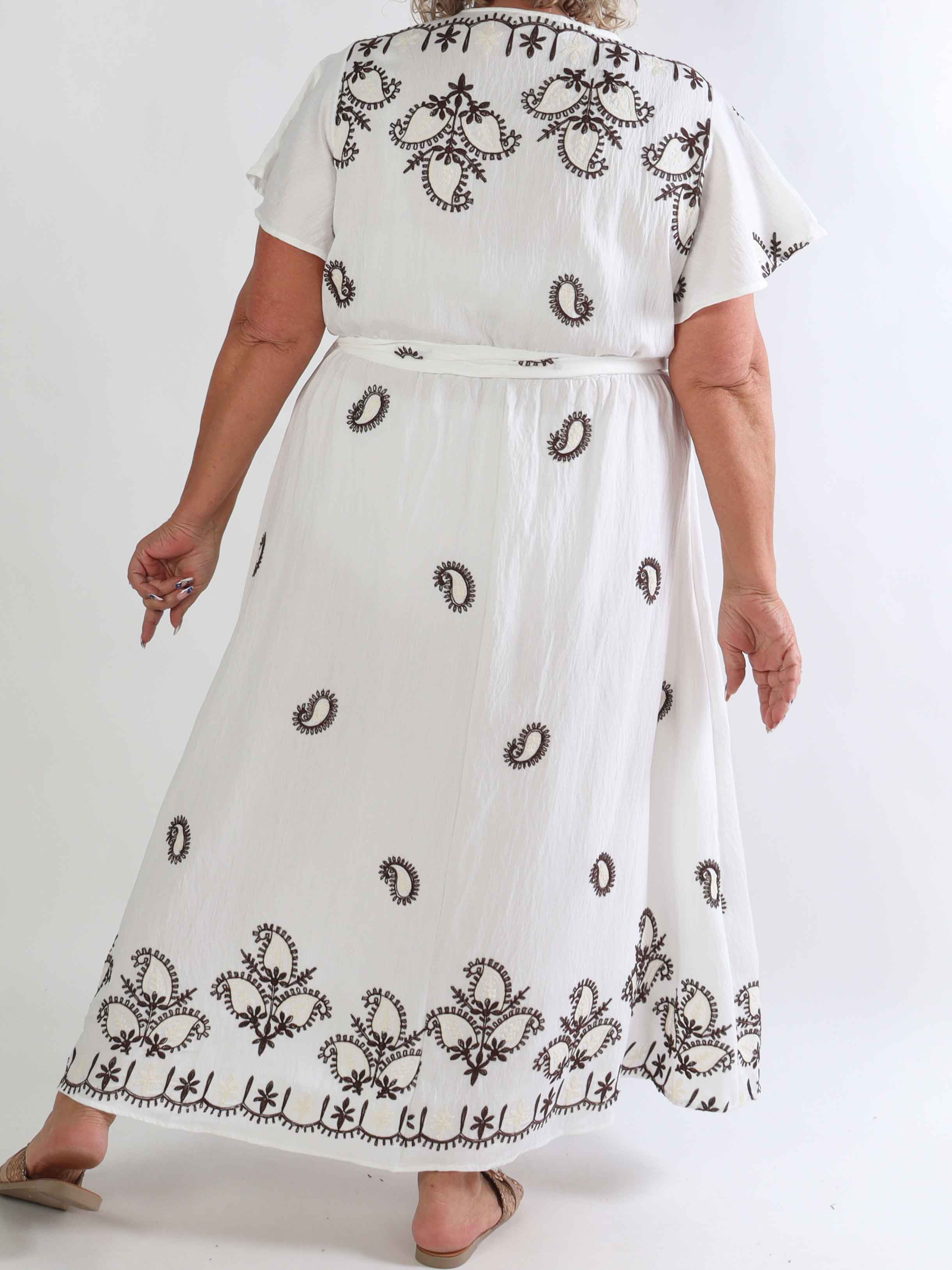 Nidia - Feminin kjole i viskoseblanding med broderet paisley mønster