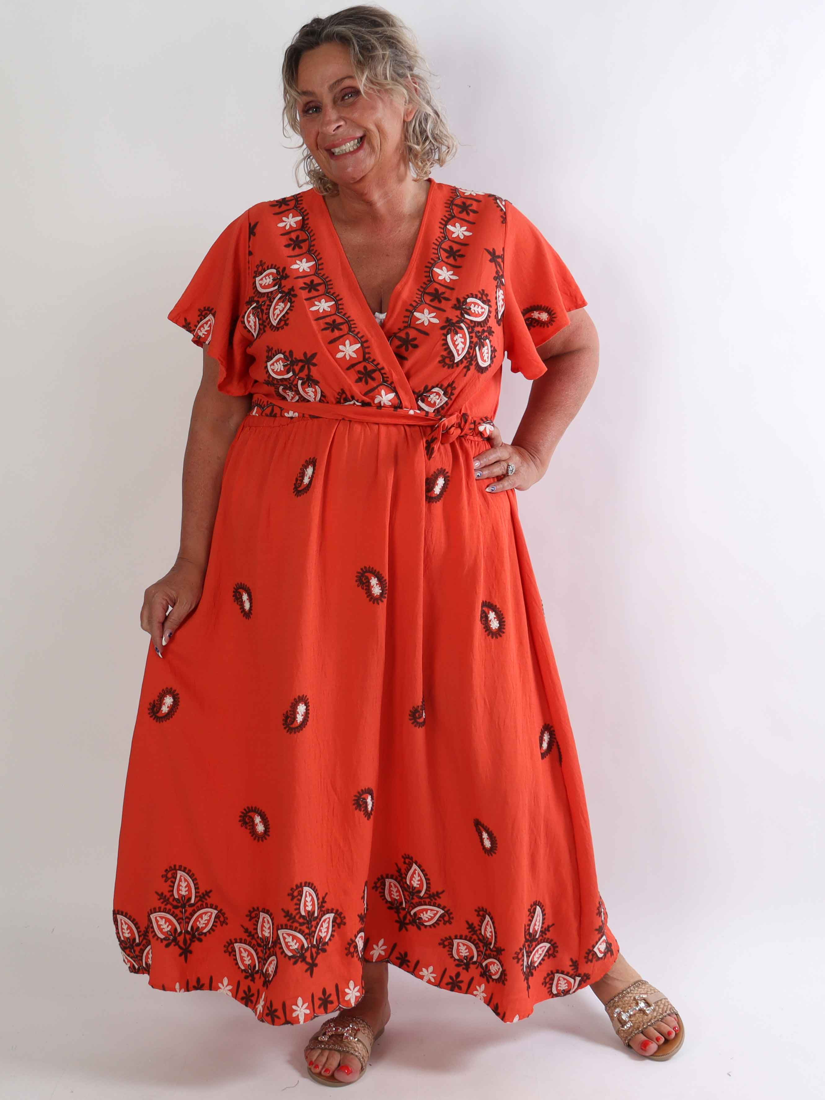 Nidia - Feminin kjole i viskoseblanding med broderet paisley mønster