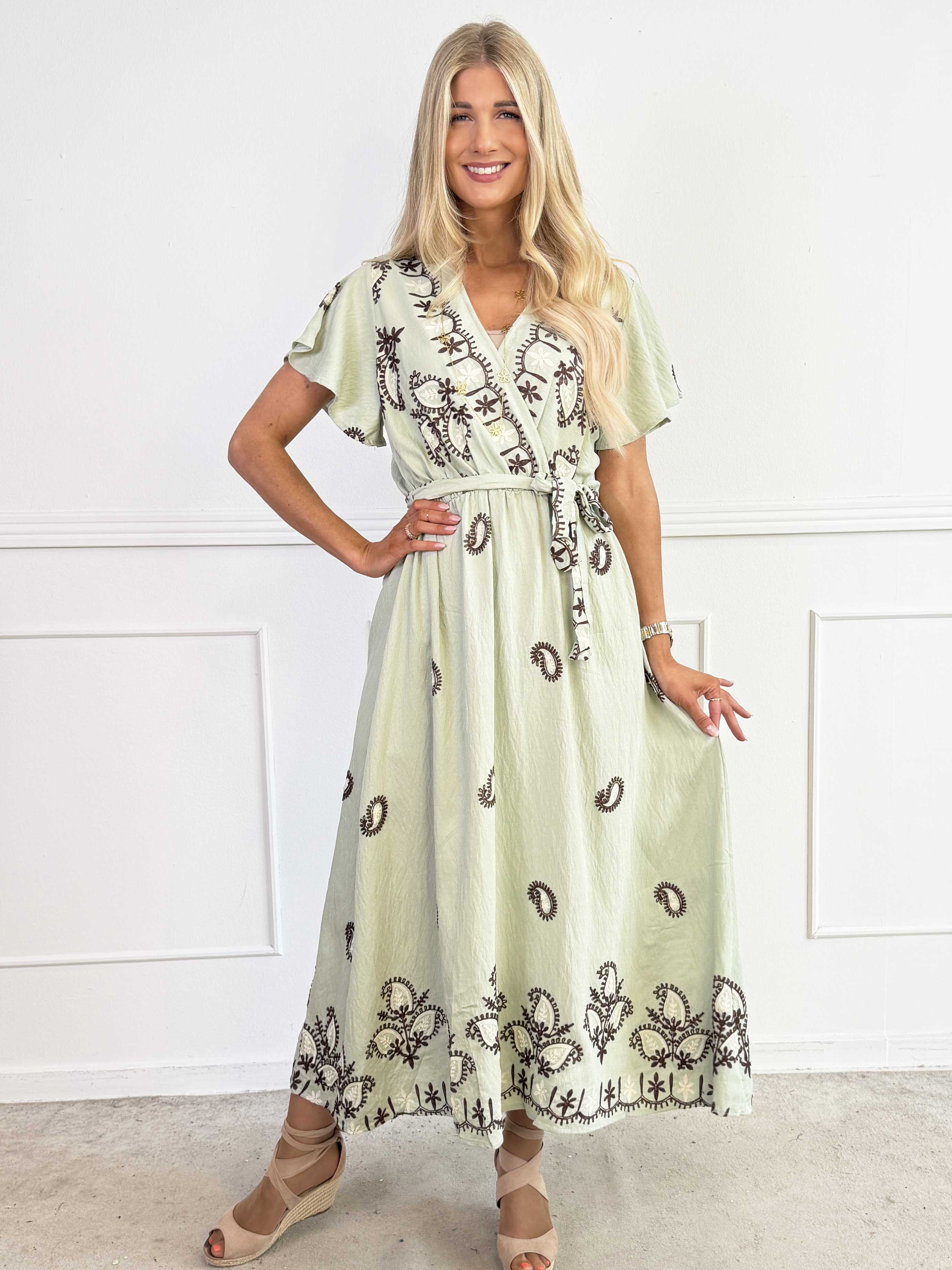 Nidia - Feminin kjole i viskoseblanding med broderet paisley mønster