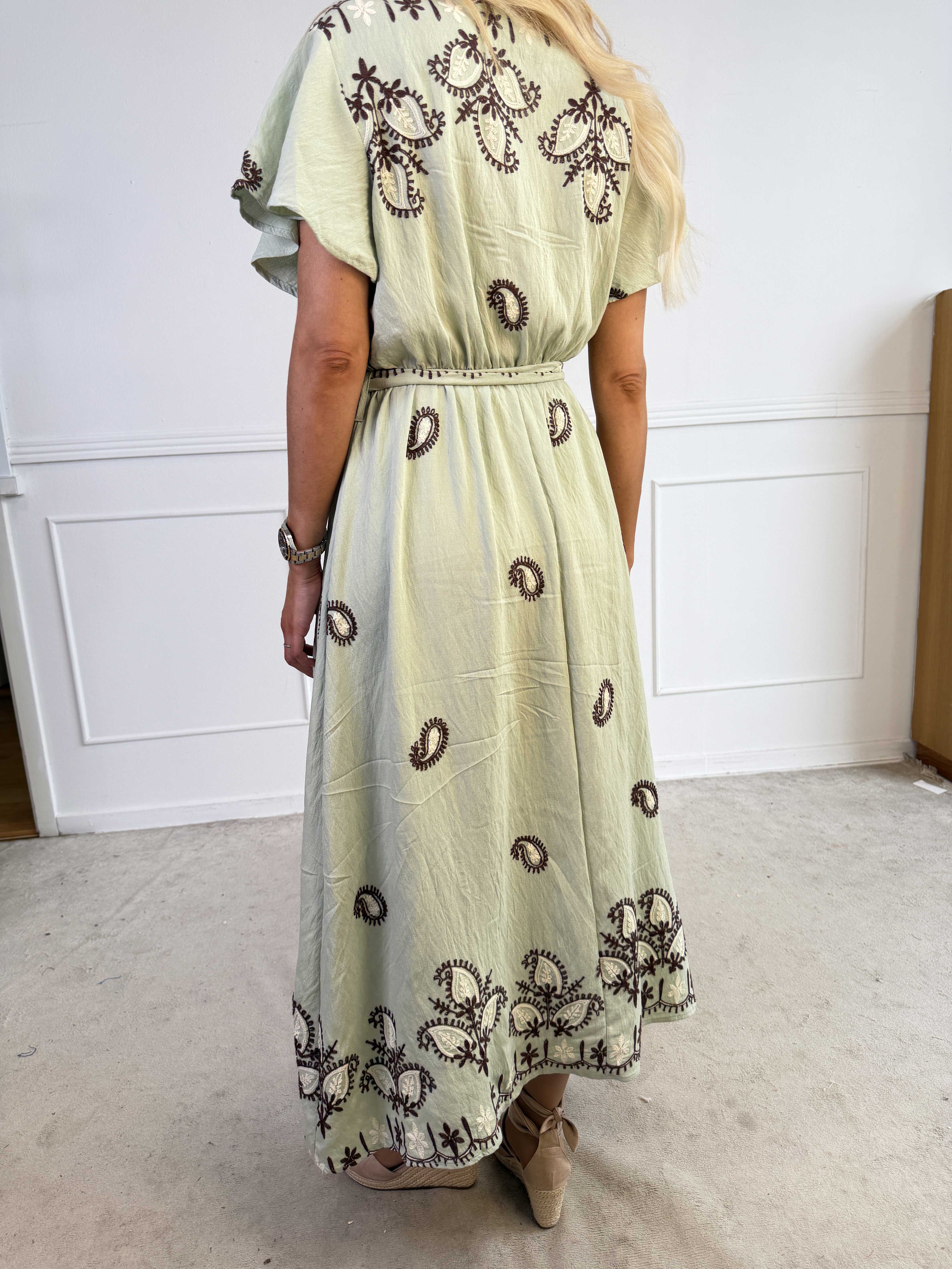 Nidia - Feminin kjole i viskoseblanding med broderet paisley mønster