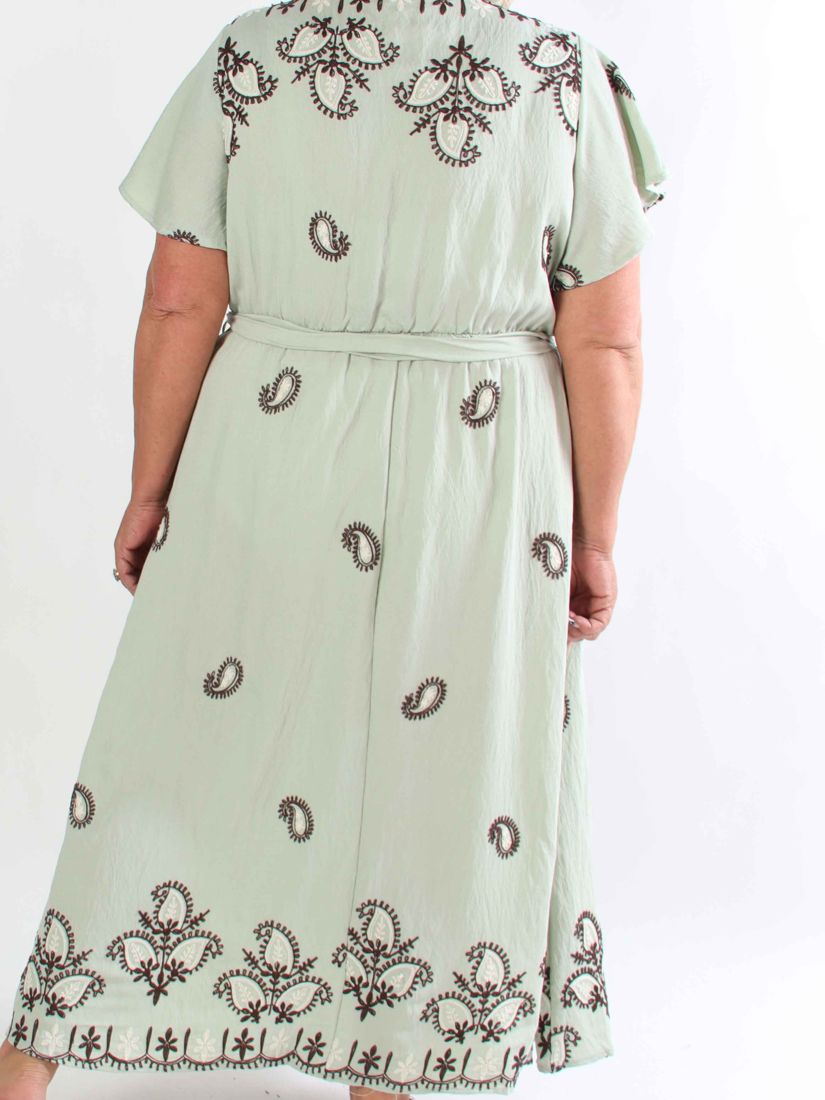 Nidia - Feminin kjole i viskoseblanding med broderet paisley mønster