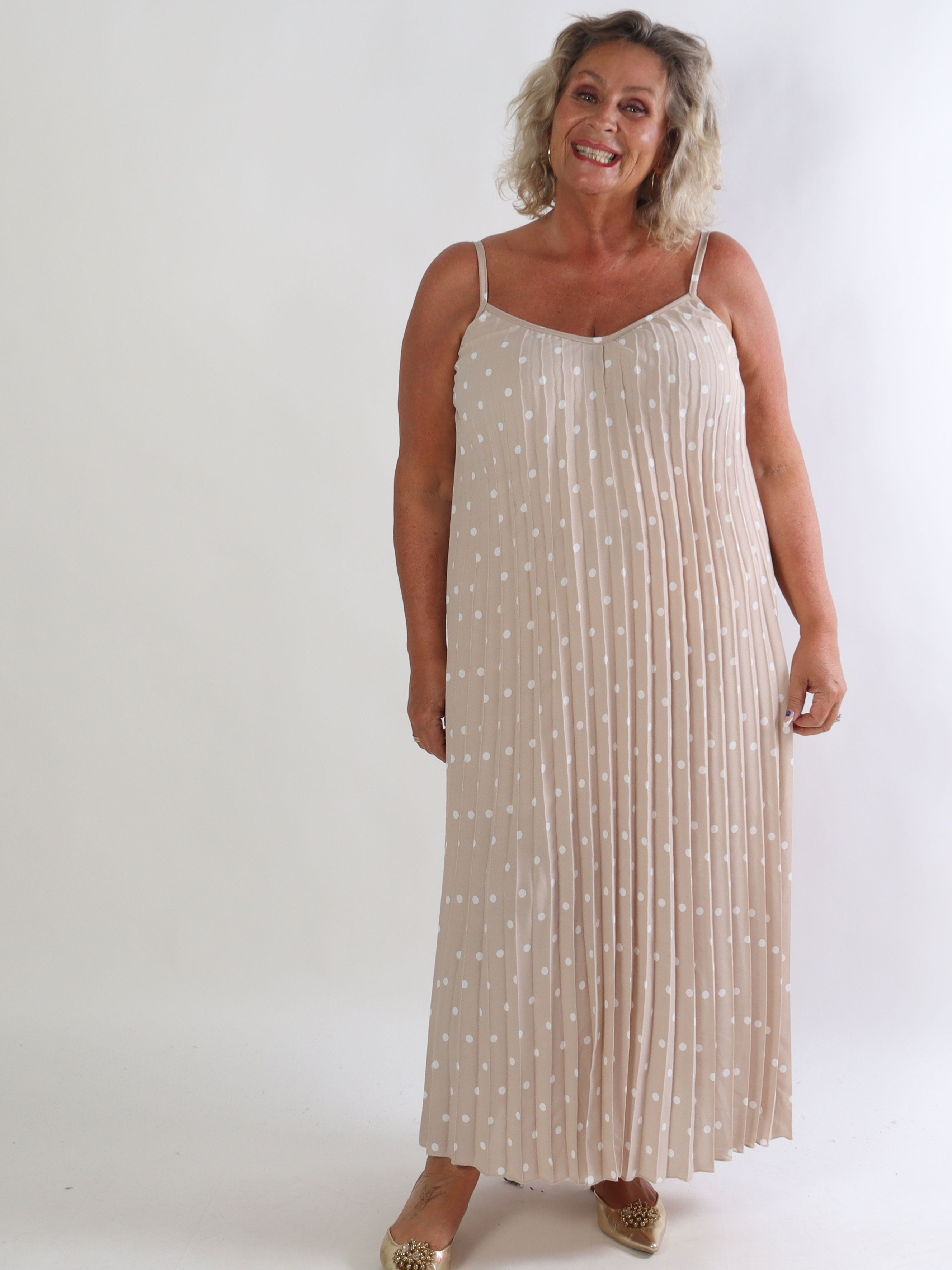 Nilsine - Lang prikket plus size stropkjole med plisseringer