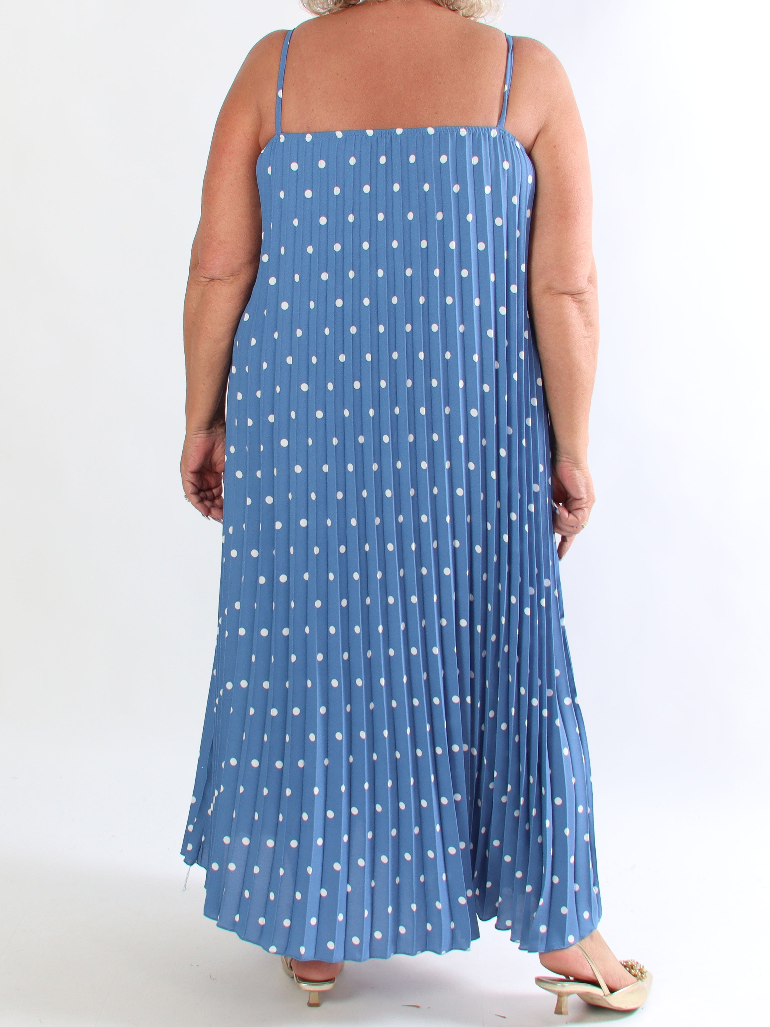 Nilsine - Lang prikket plus size stropkjole med plisseringer