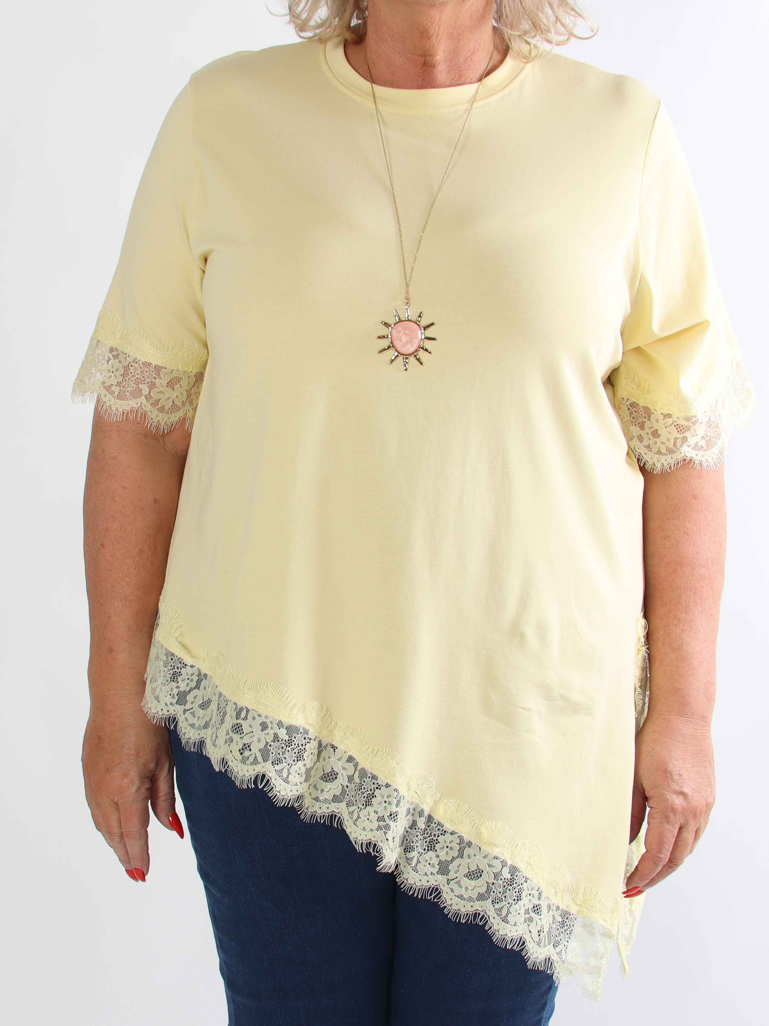Nitza - Plus size t-shirt i bomuld med skråtskåret bund og elegante blondekanter