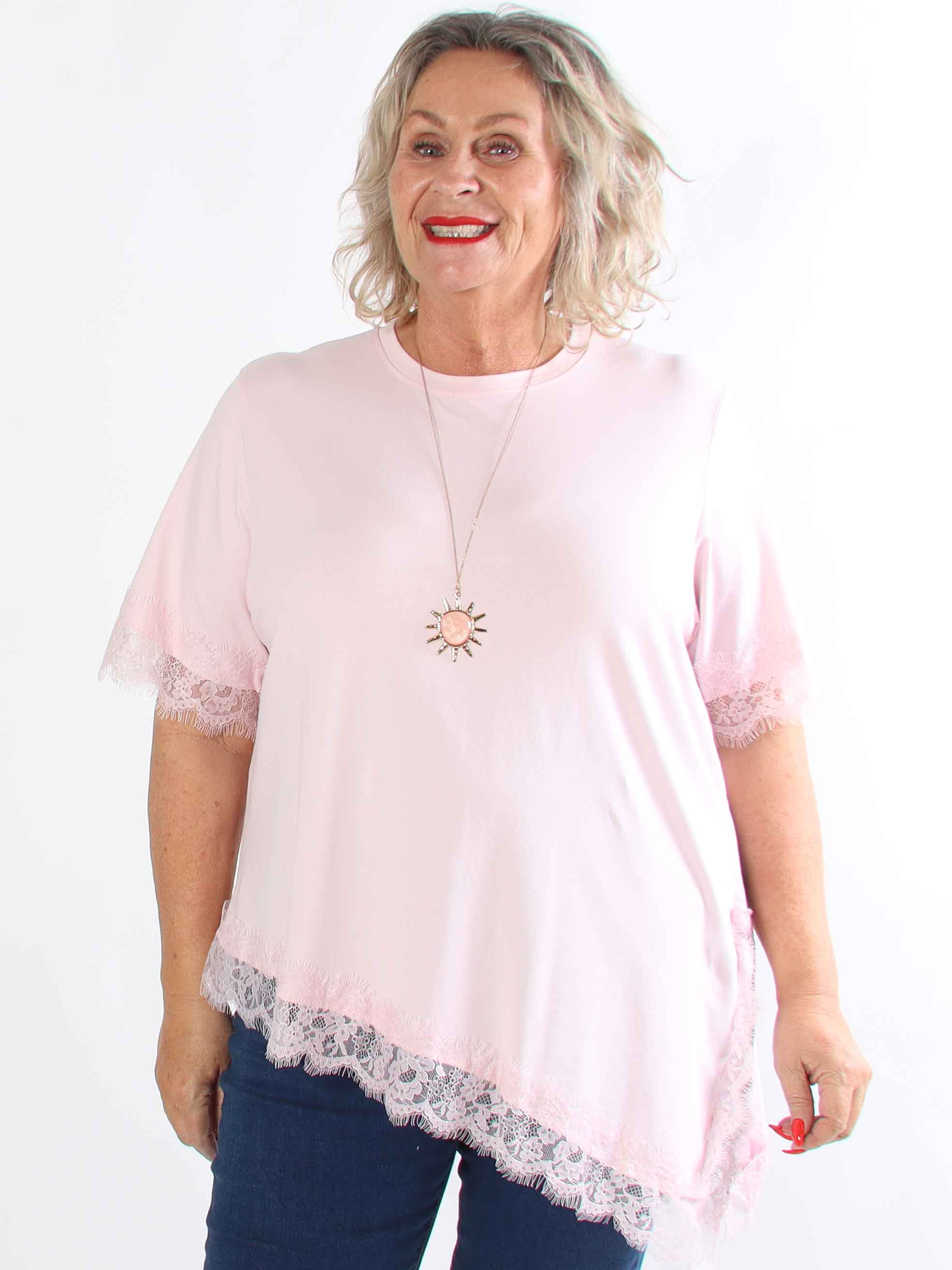 Nitza - Plus size t-shirt i bomuld med skråtskåret bund og elegante blondekanter