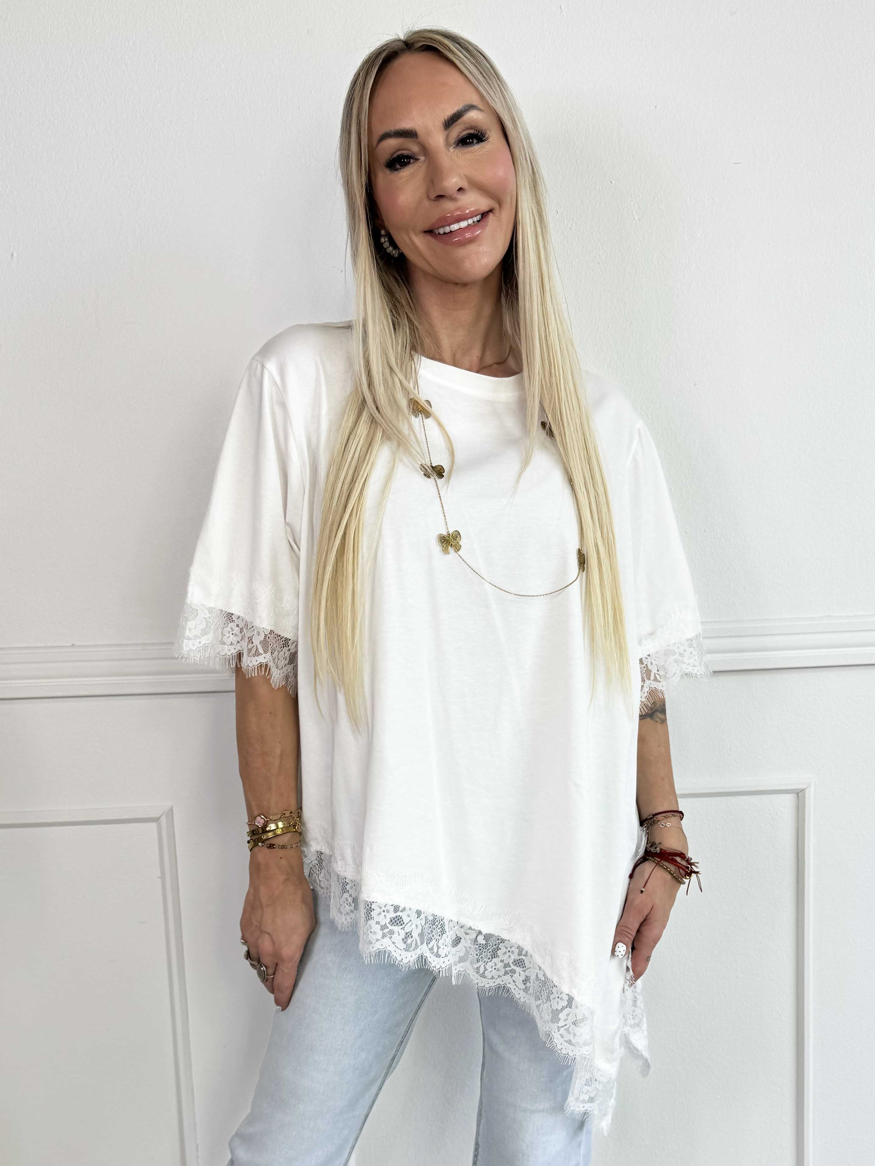 Nitza - T-shirt i blød bomuld med skråtskåret bund og elegante blondekanter