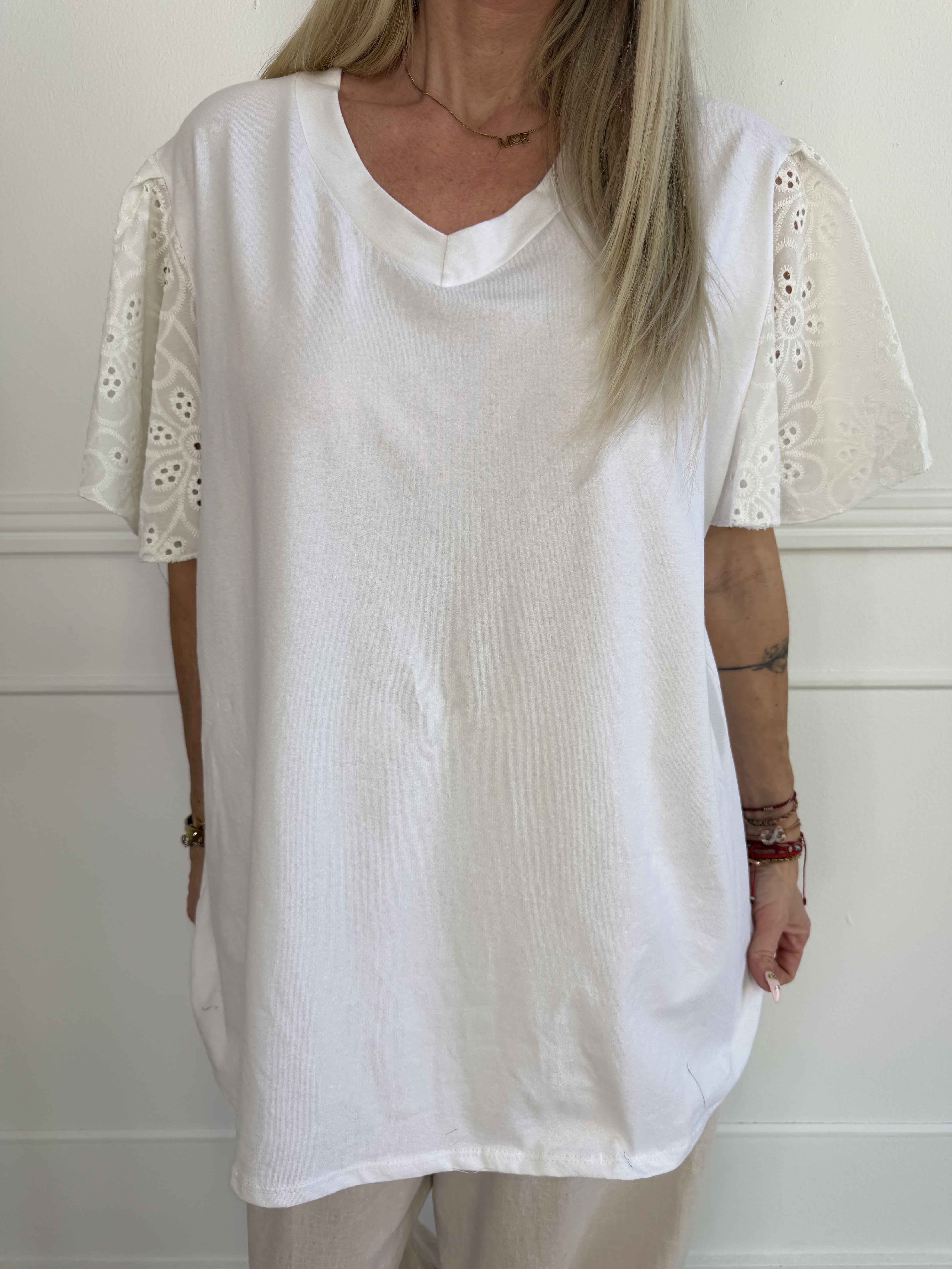 Nocara - T-shirt i blød bomuld med fine ærmer i broderie anglaise