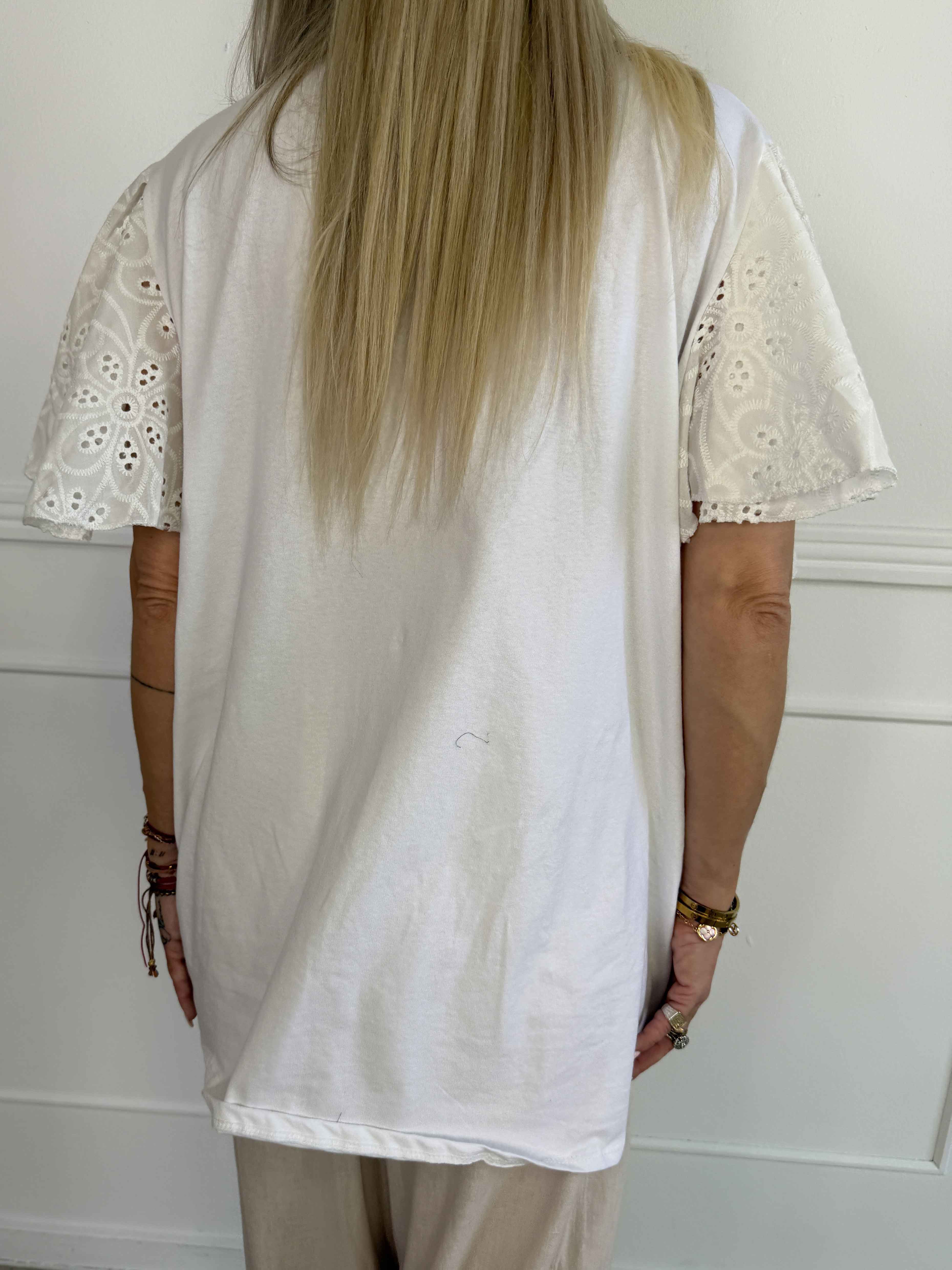Nocara - T-shirt i blød bomuld med fine ærmer i broderie anglaise