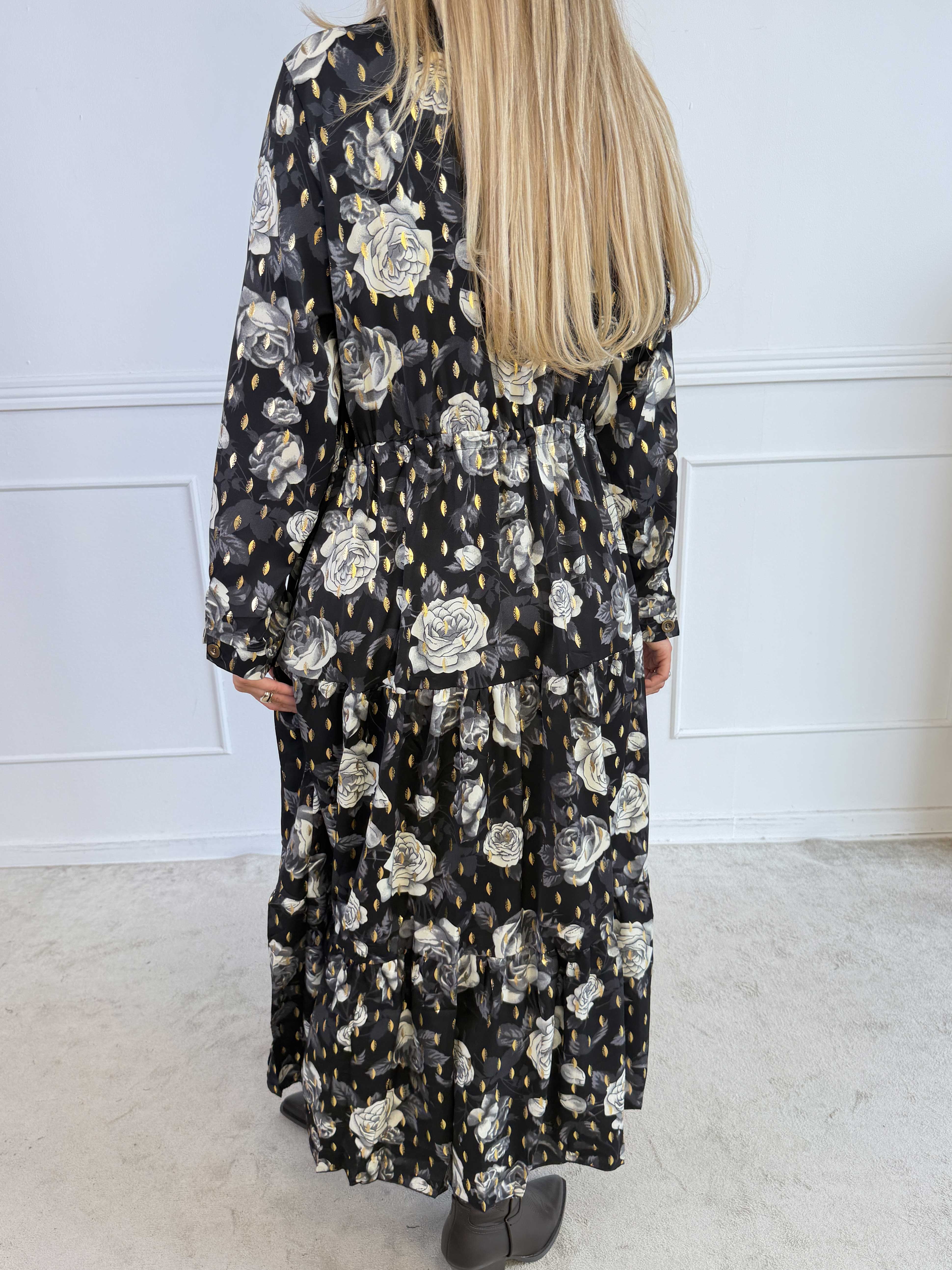 Noelle - Elegant lang kjole i viskose med lag-på-lag-look, fint roseprint og fine gulddetaljer