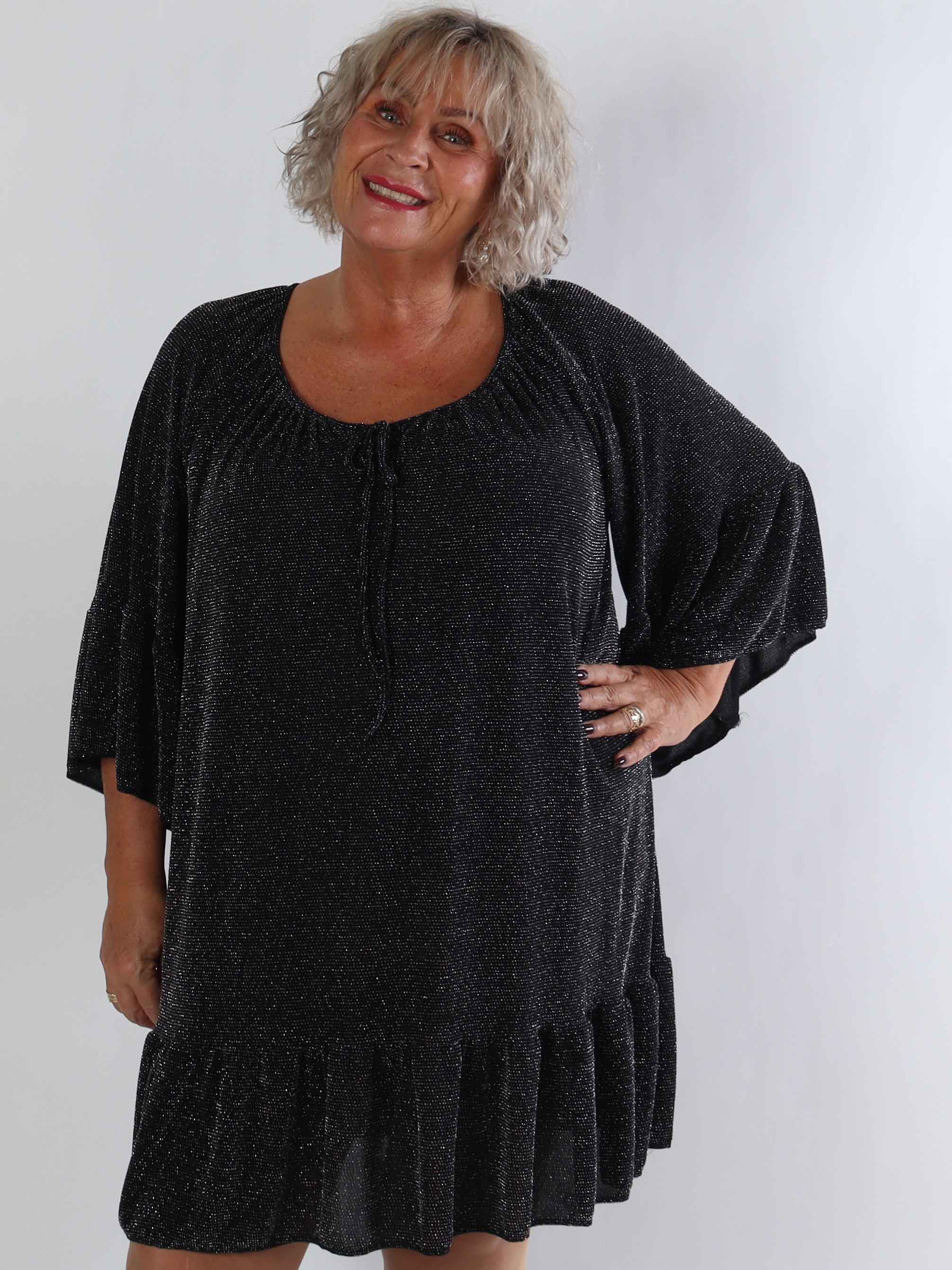 Novia Glitter - Elastisk plus size klänning med glittertrådar och volanger
