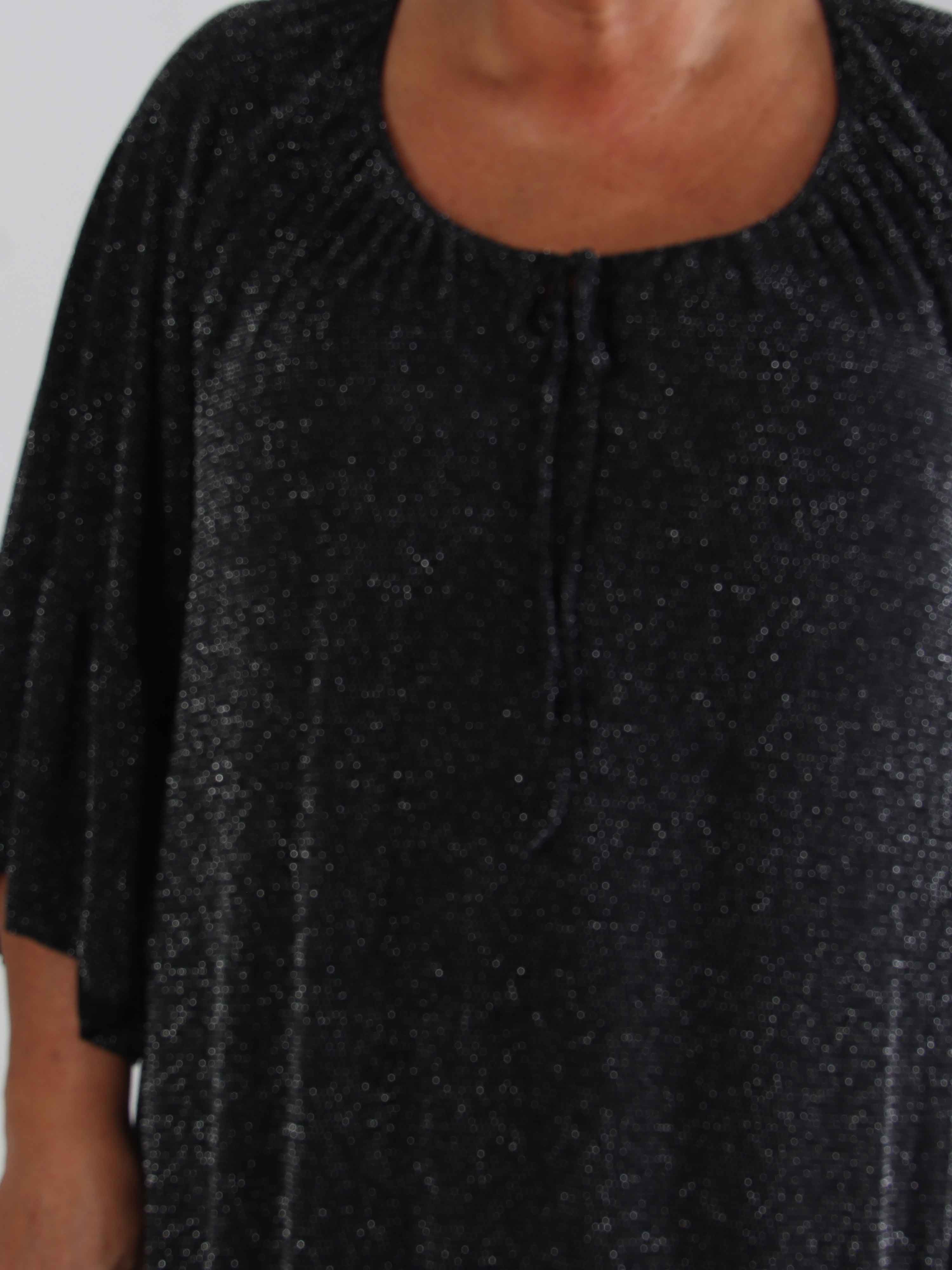 Novia Glitter - Elastisk plus size klänning med glittertrådar och volanger