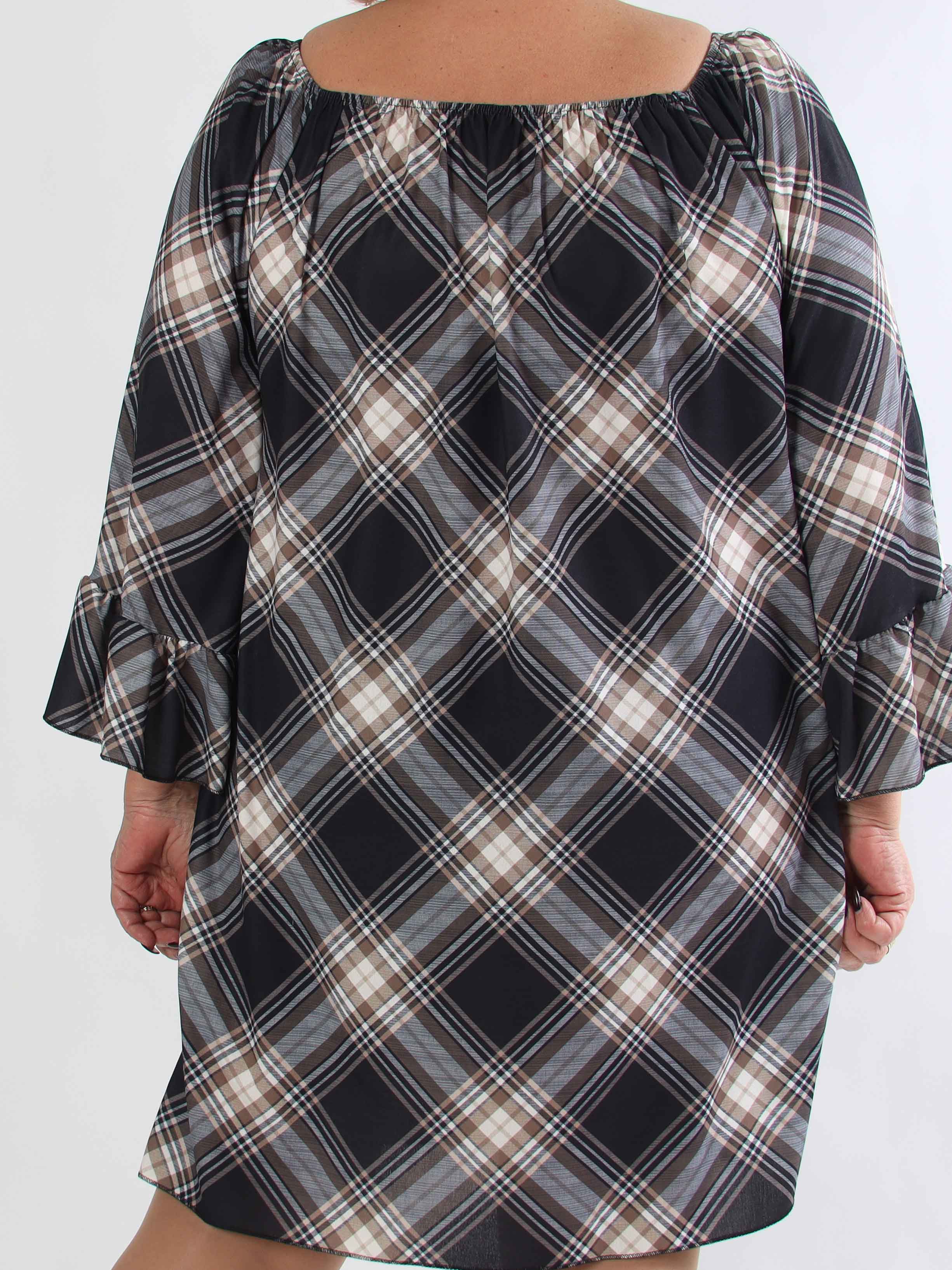 Nubia - Ternet plus size kjole i viskoseblanding med fine flæseærmer