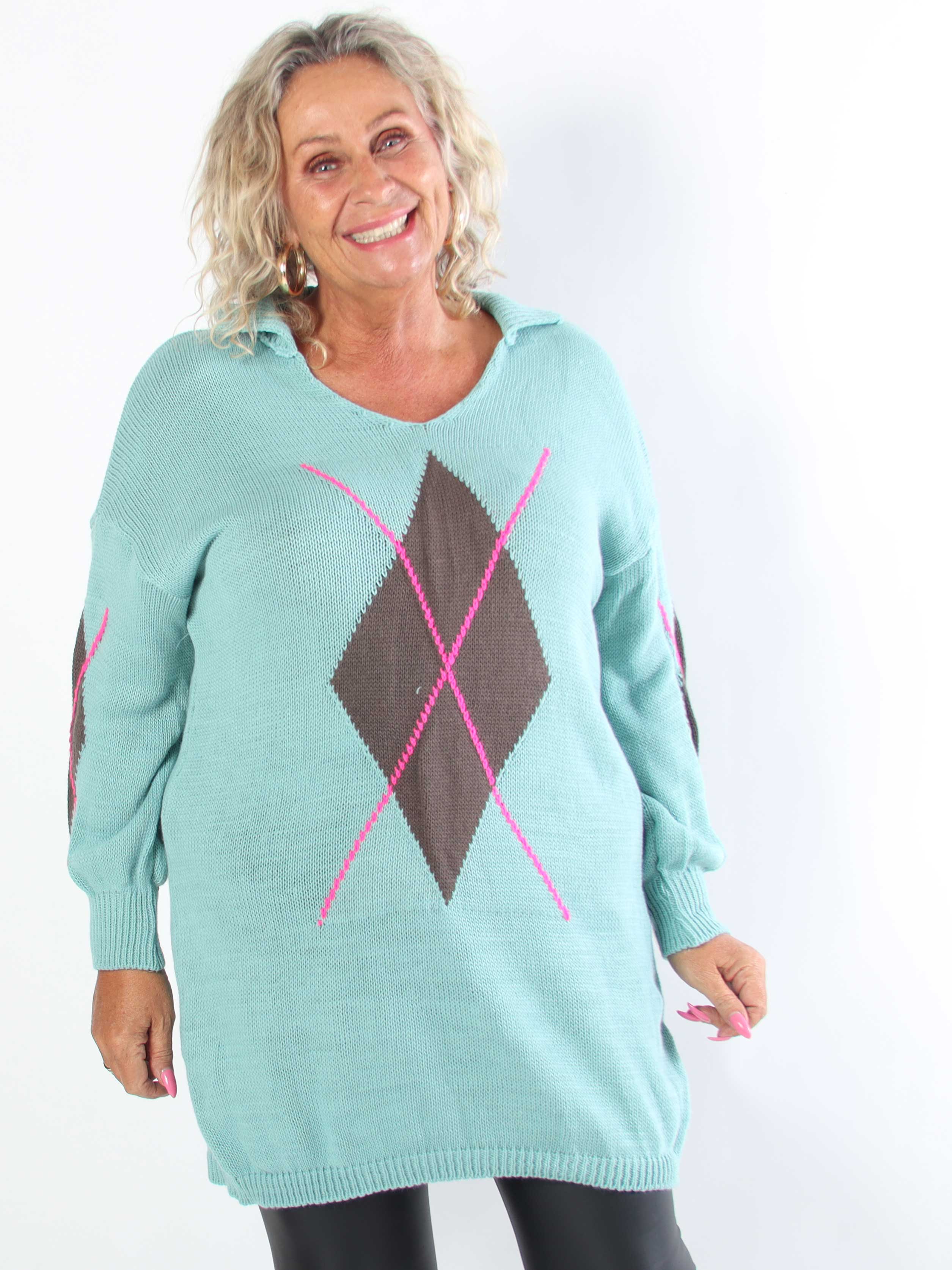 Octavia - Plus size strikkjole med klassisk krave og motiver på front og ærmer