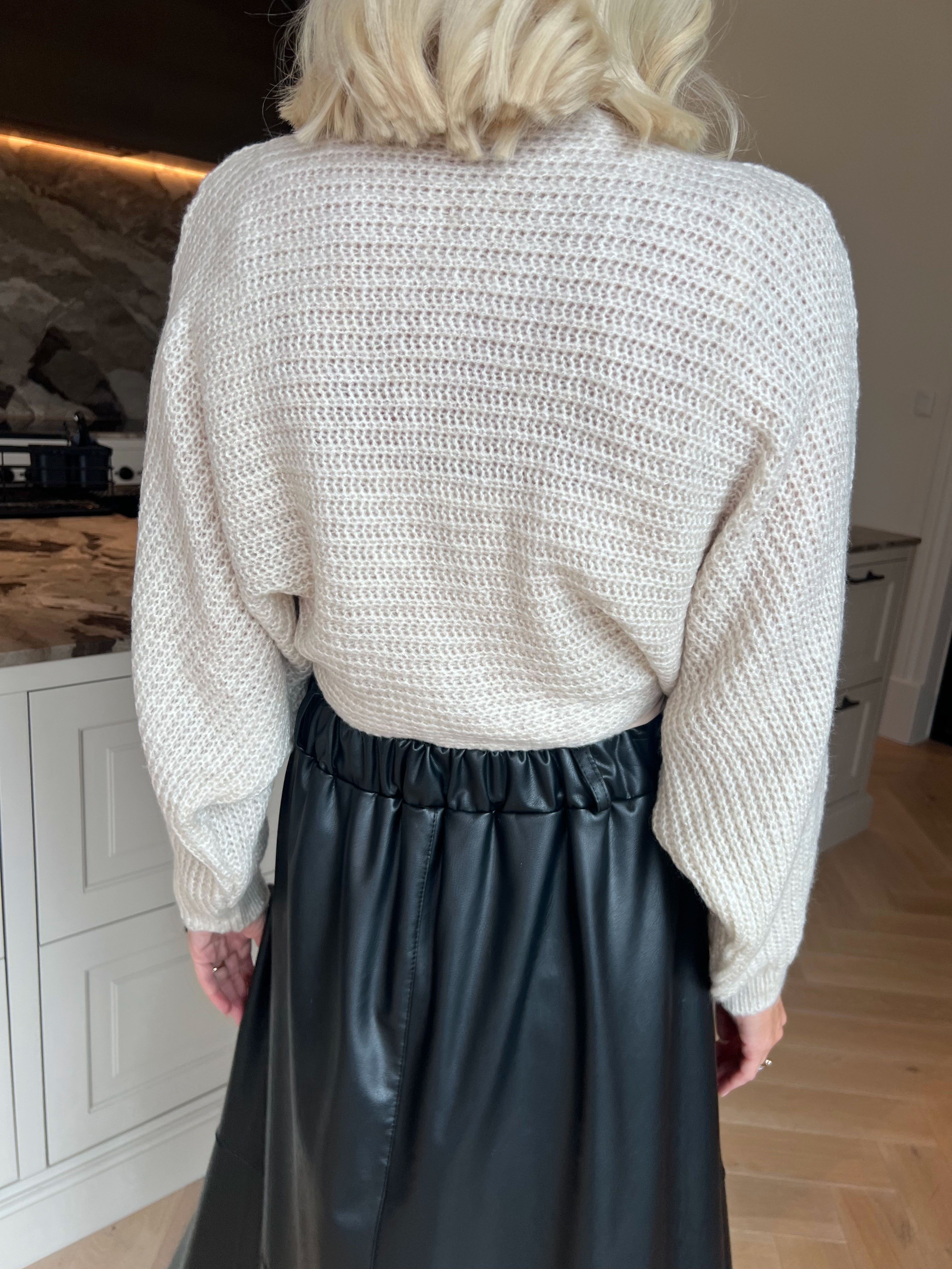 Odette - Kort og feminin strikcardigan, der lukkes med en fin sløjfe ved brystet
