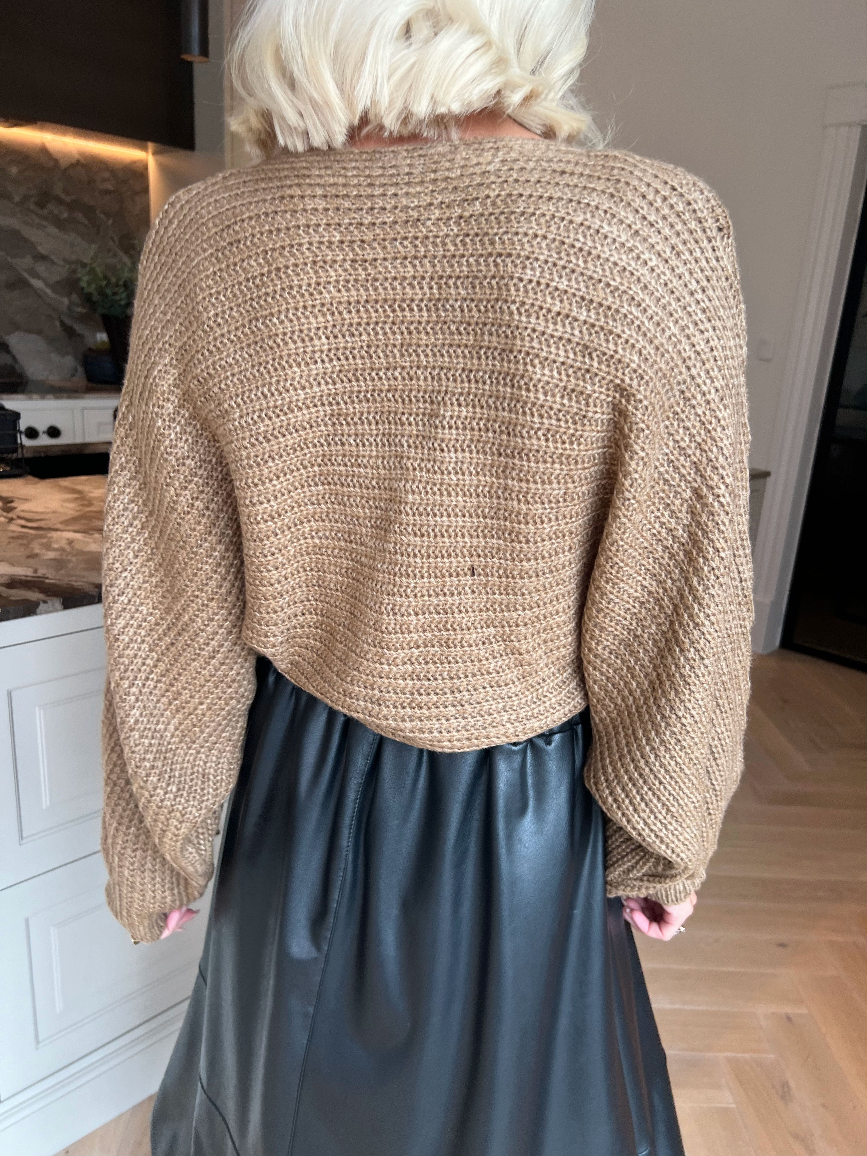 Odette - Kort og feminin strikcardigan, der lukkes med en fin sløjfe ved brystet