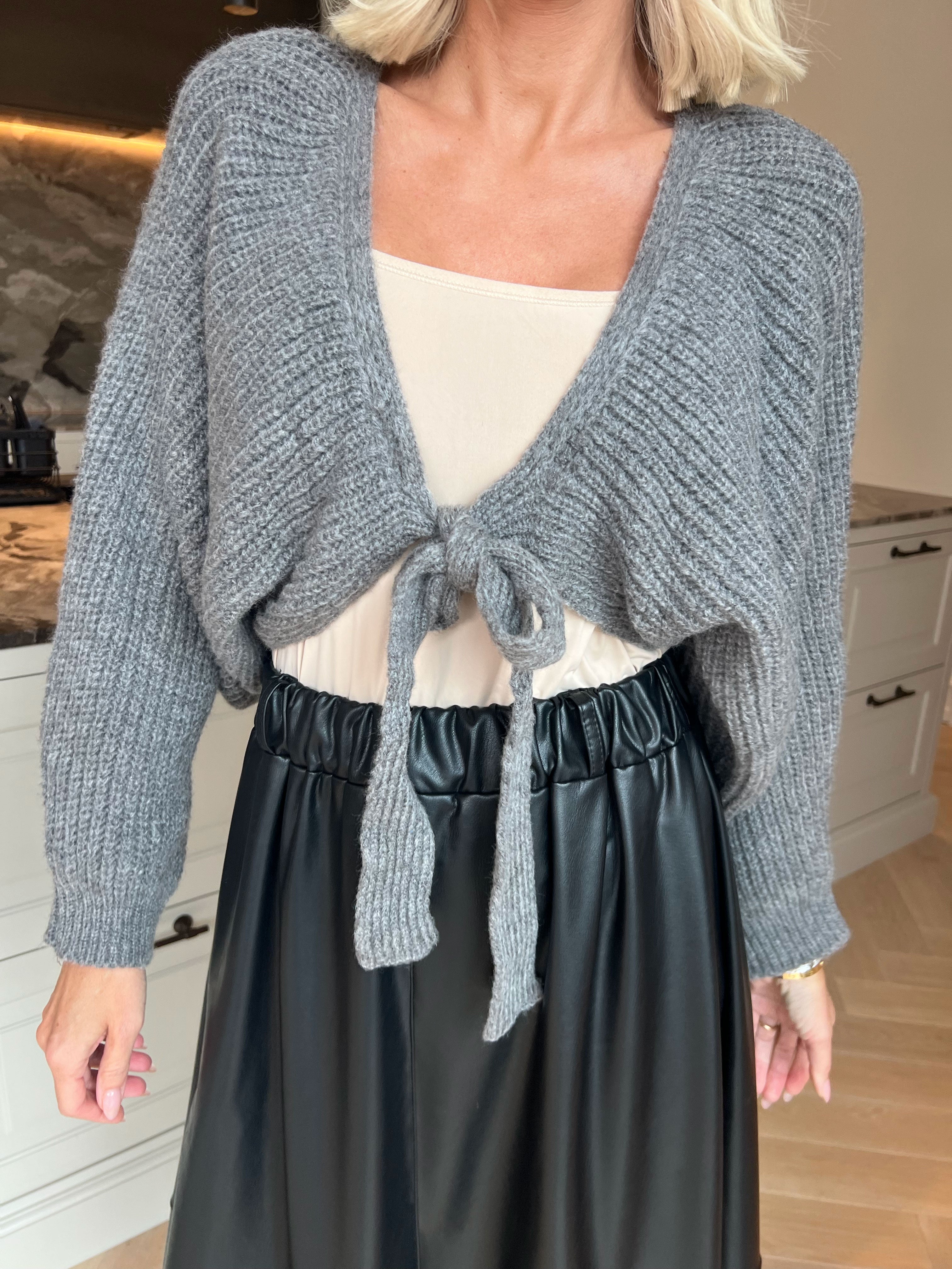 Odette - Kort og feminin strikcardigan, der lukkes med en fin sløjfe ved brystet