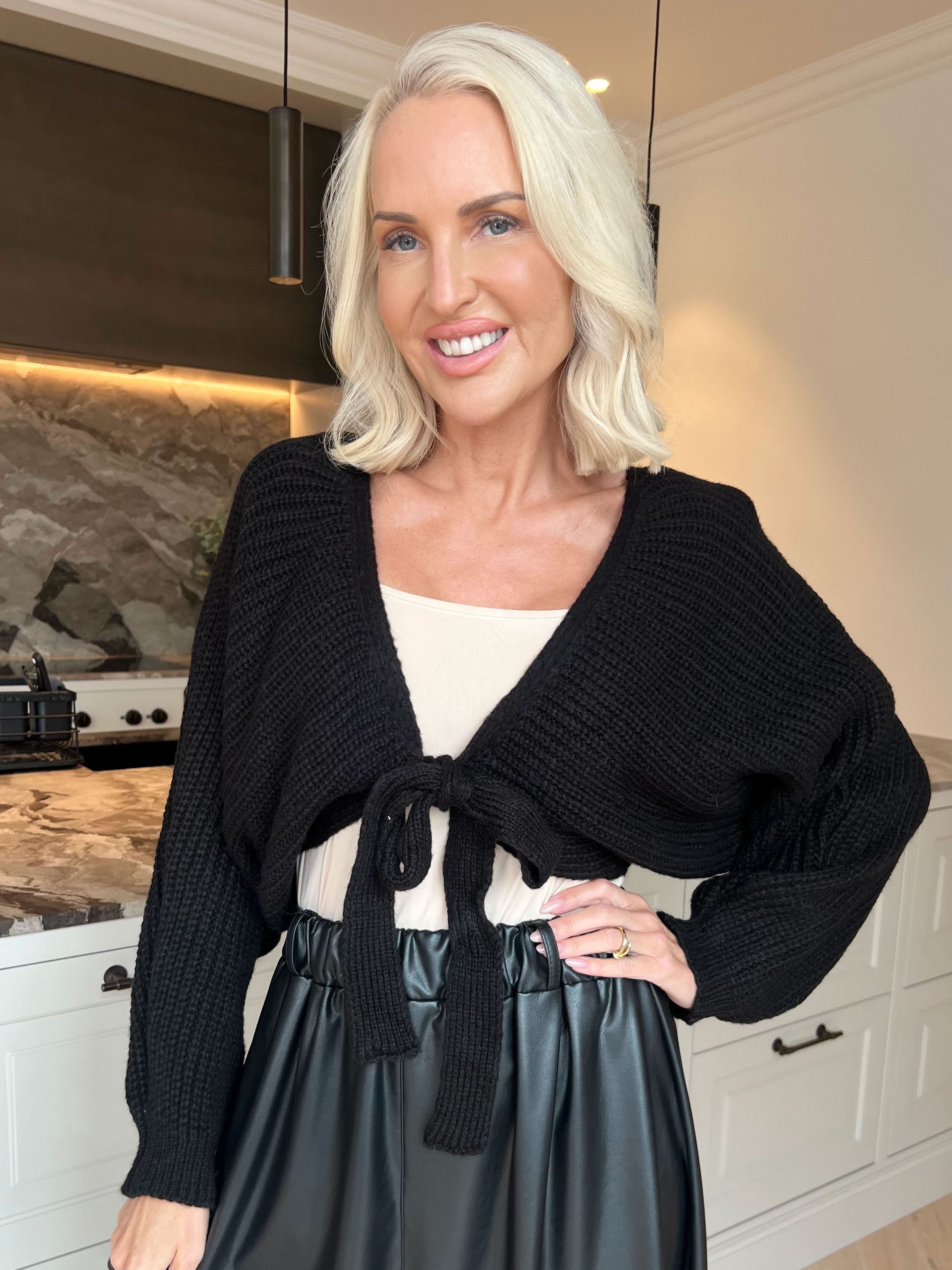 Odette - Kort og feminin strikcardigan, der lukkes med en fin sløjfe ved brystet