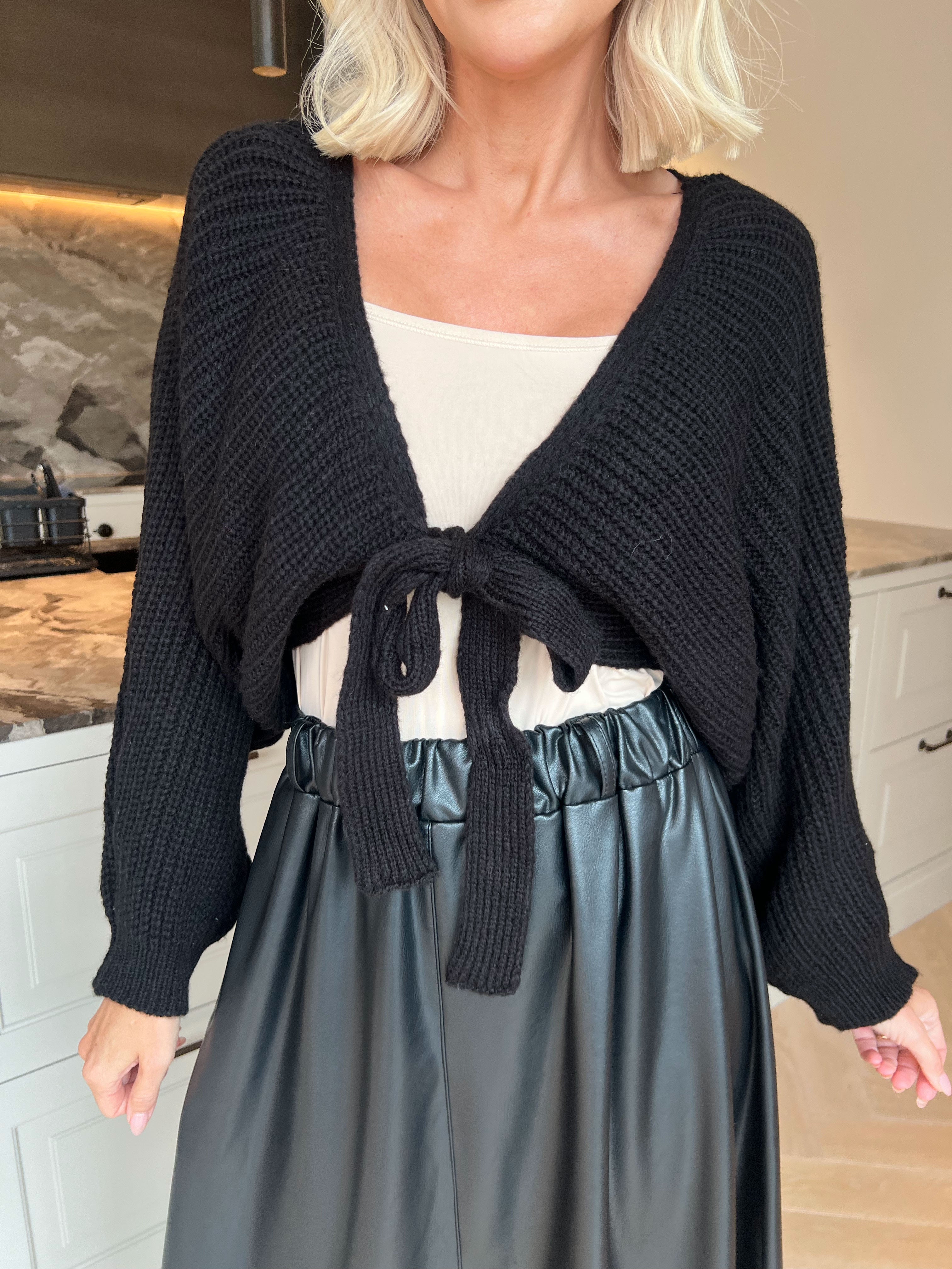 Odette - Kort og feminin strikcardigan, der lukkes med en fin sløjfe ved brystet