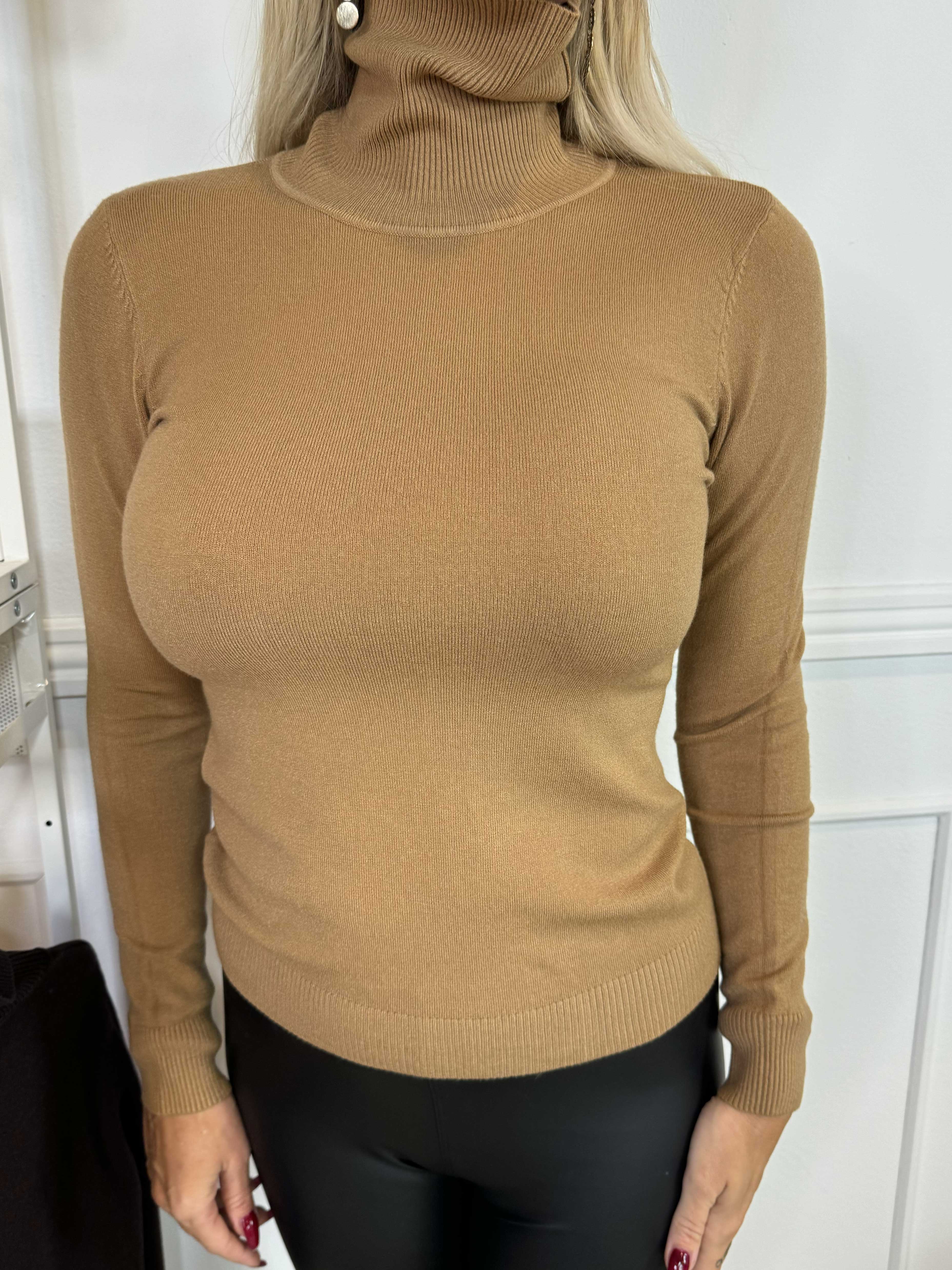Oksana - Mjuk blus i viskosblandning med turtleneck