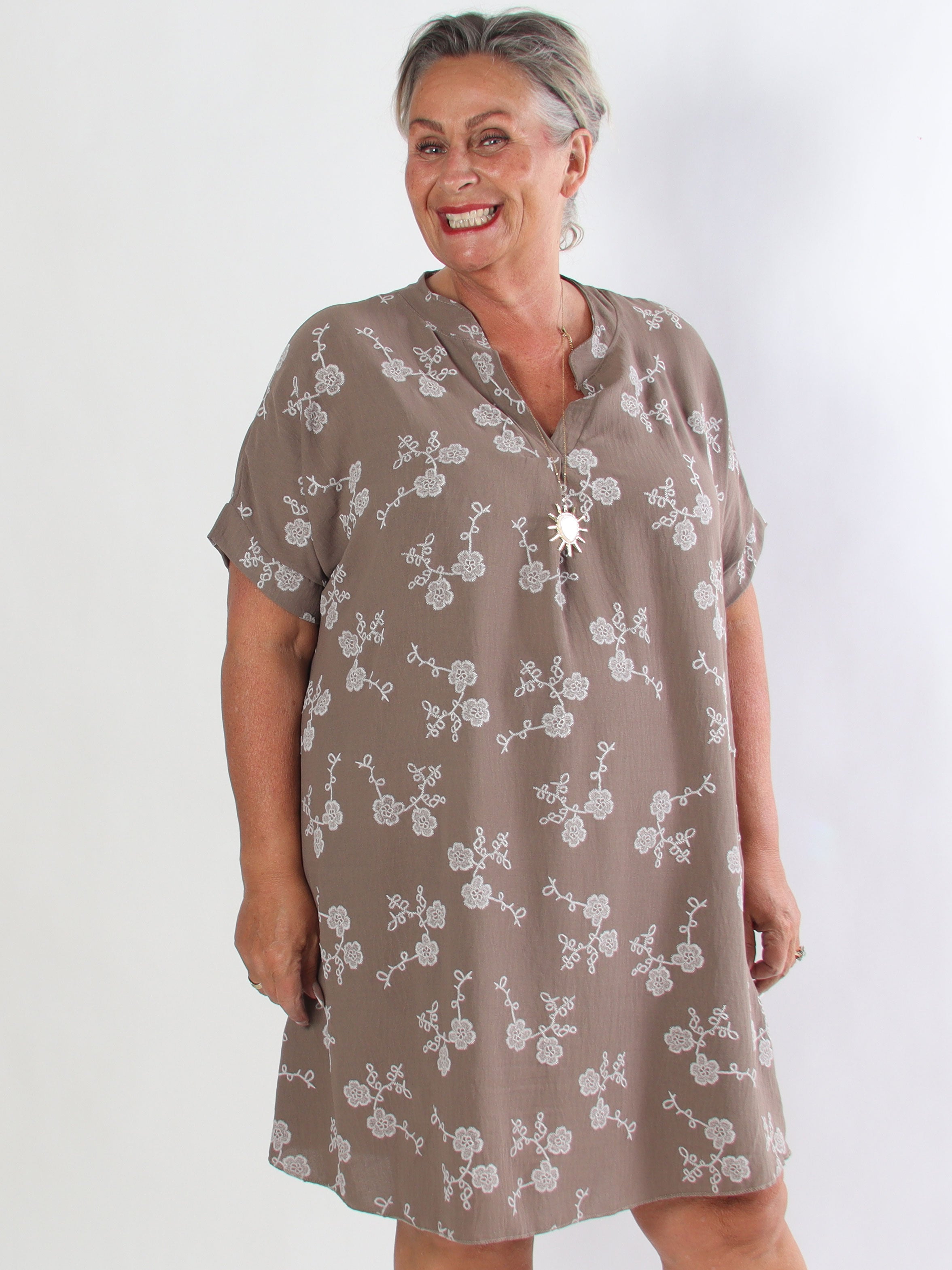 Olina - Plus size tunikakjole i en viskoseblanding med fine broderet blomster