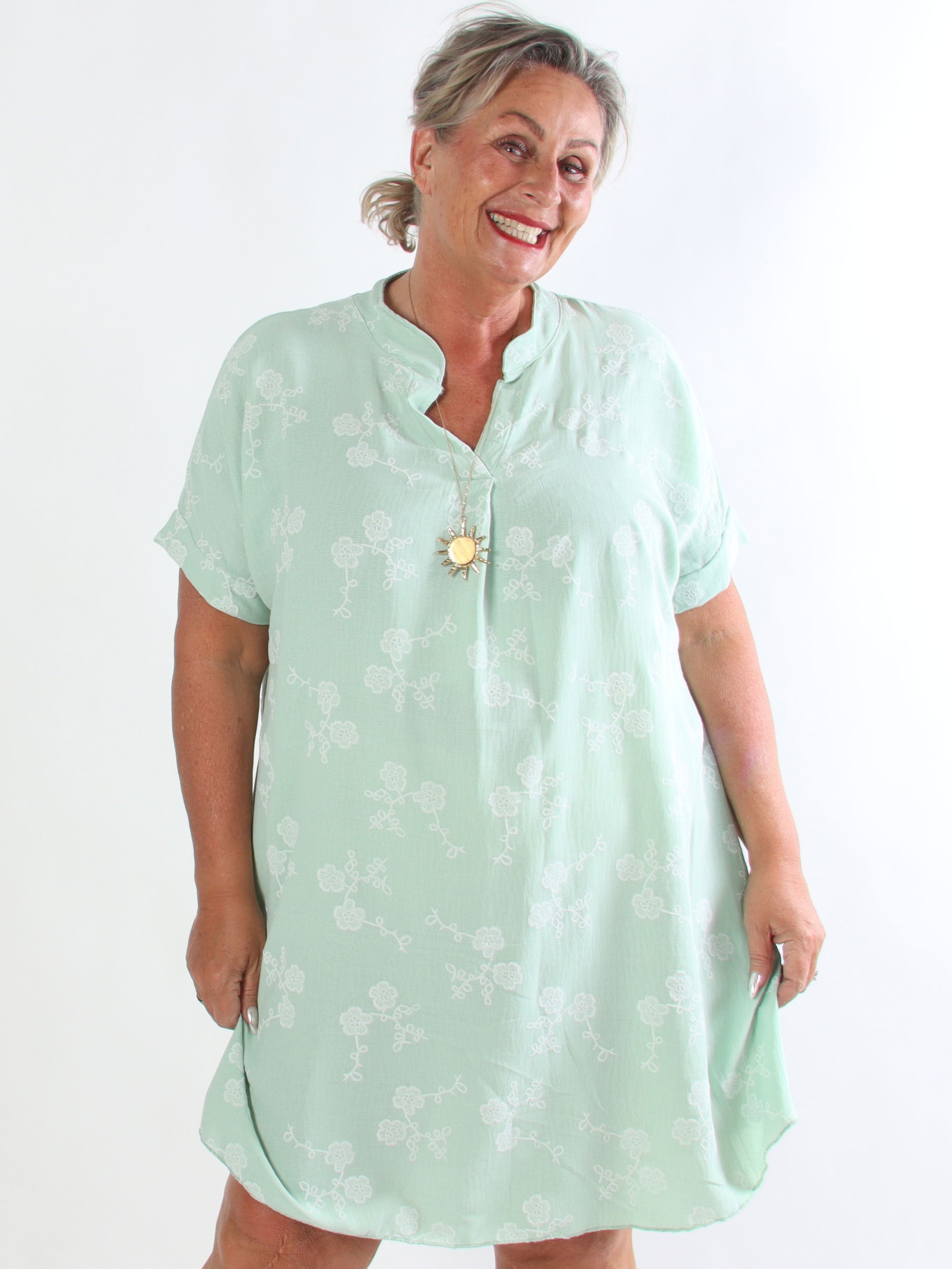Olina - Plus size tunikakjole i en viskoseblanding med fine broderet blomster
