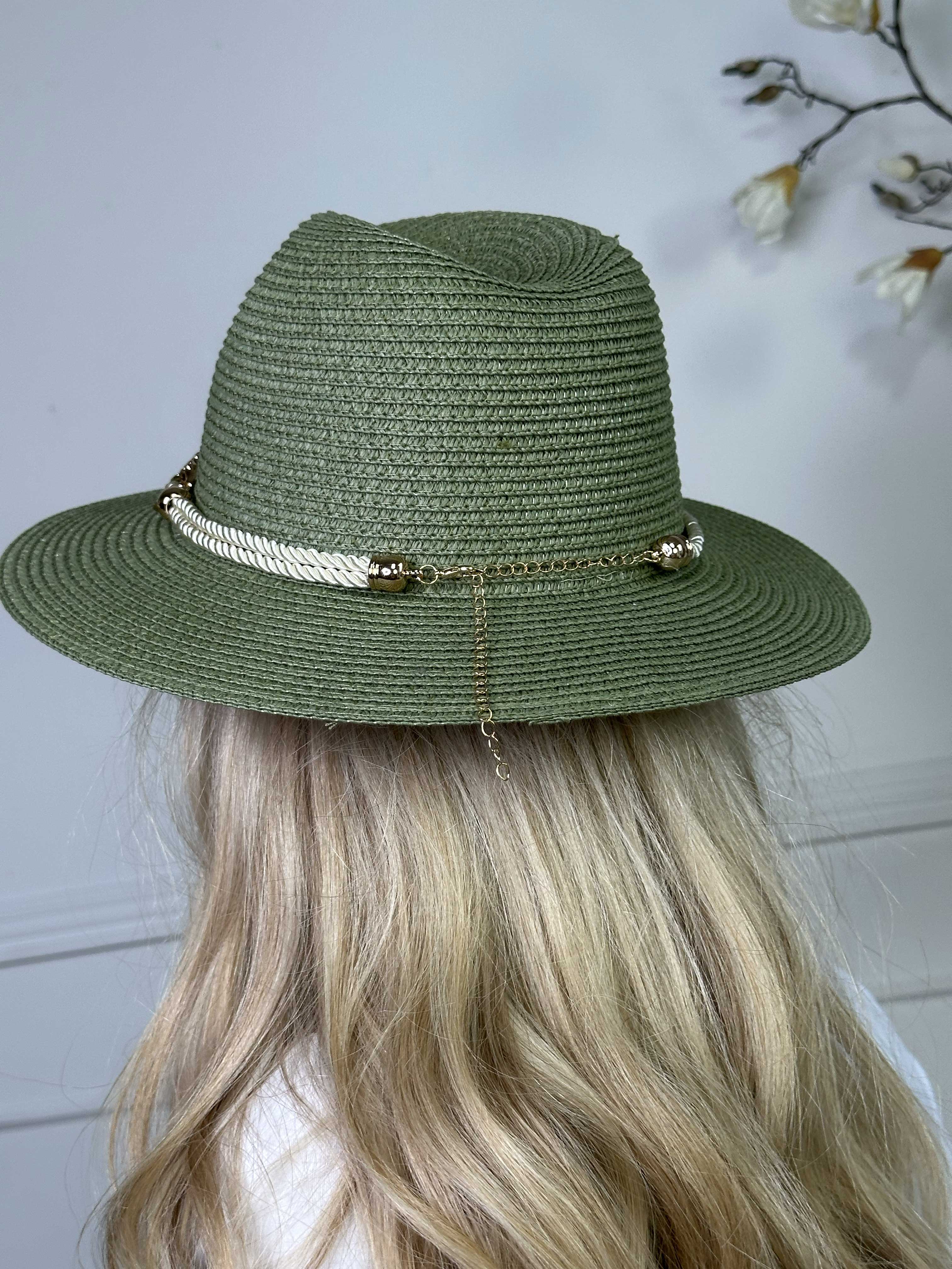 Olivias - Hatt med glänsande snöre och smycken