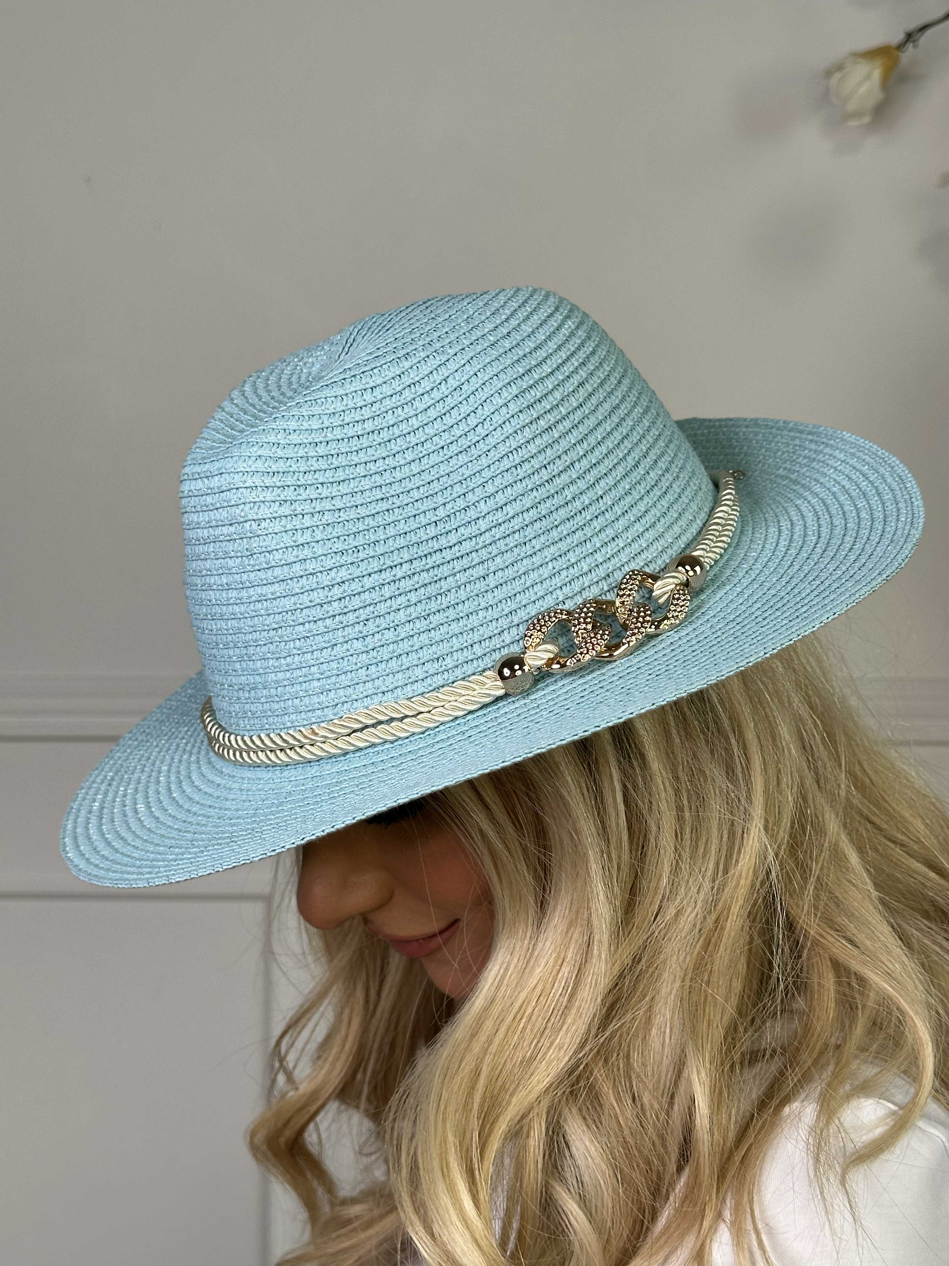 Olivias - Hatt med glänsande snöre och smycken