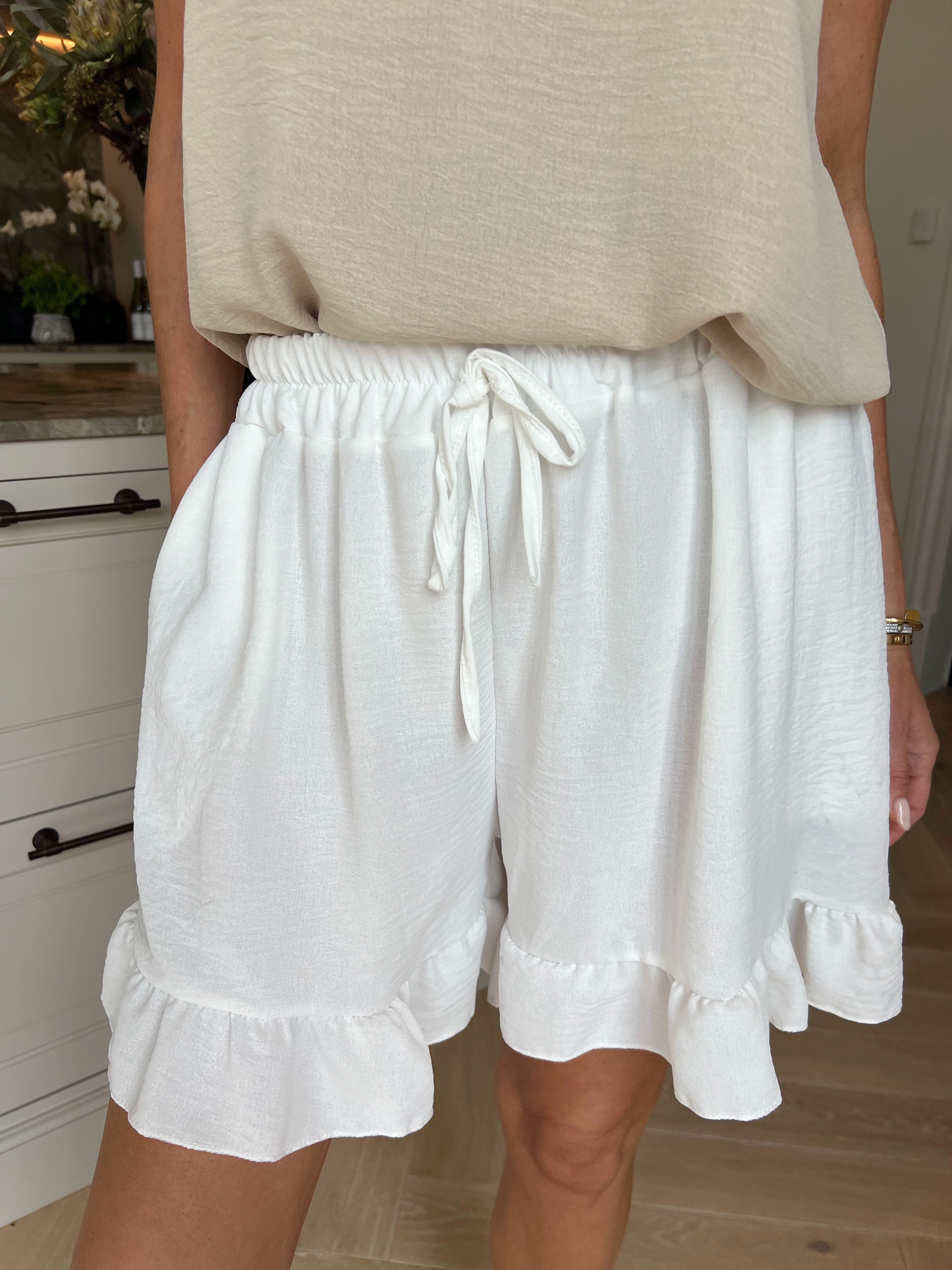 Ottalie - Løse shorts i viskose med sød flæsekant