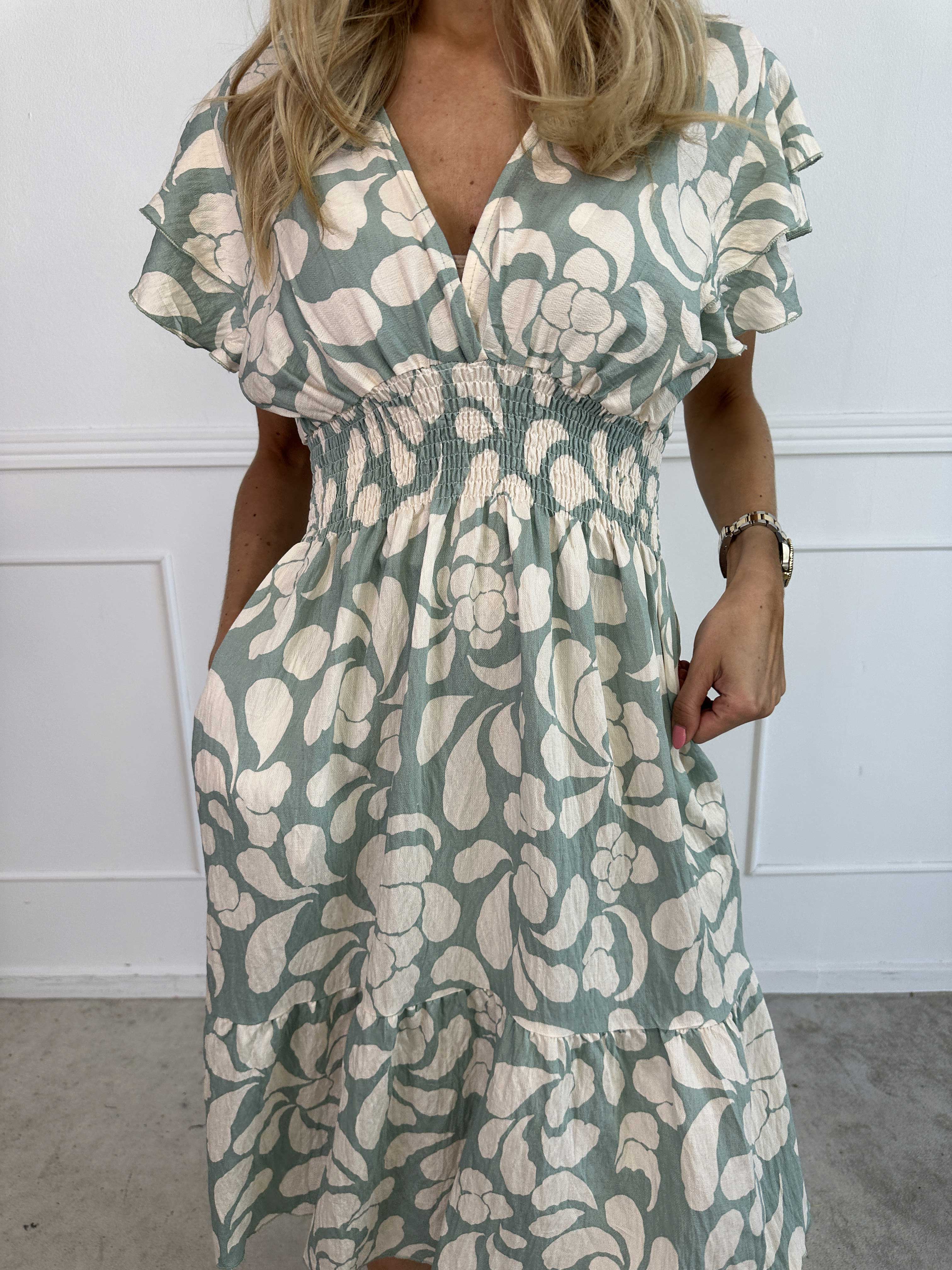 Palina Flower Short - Blommig klänning i viskos med resår