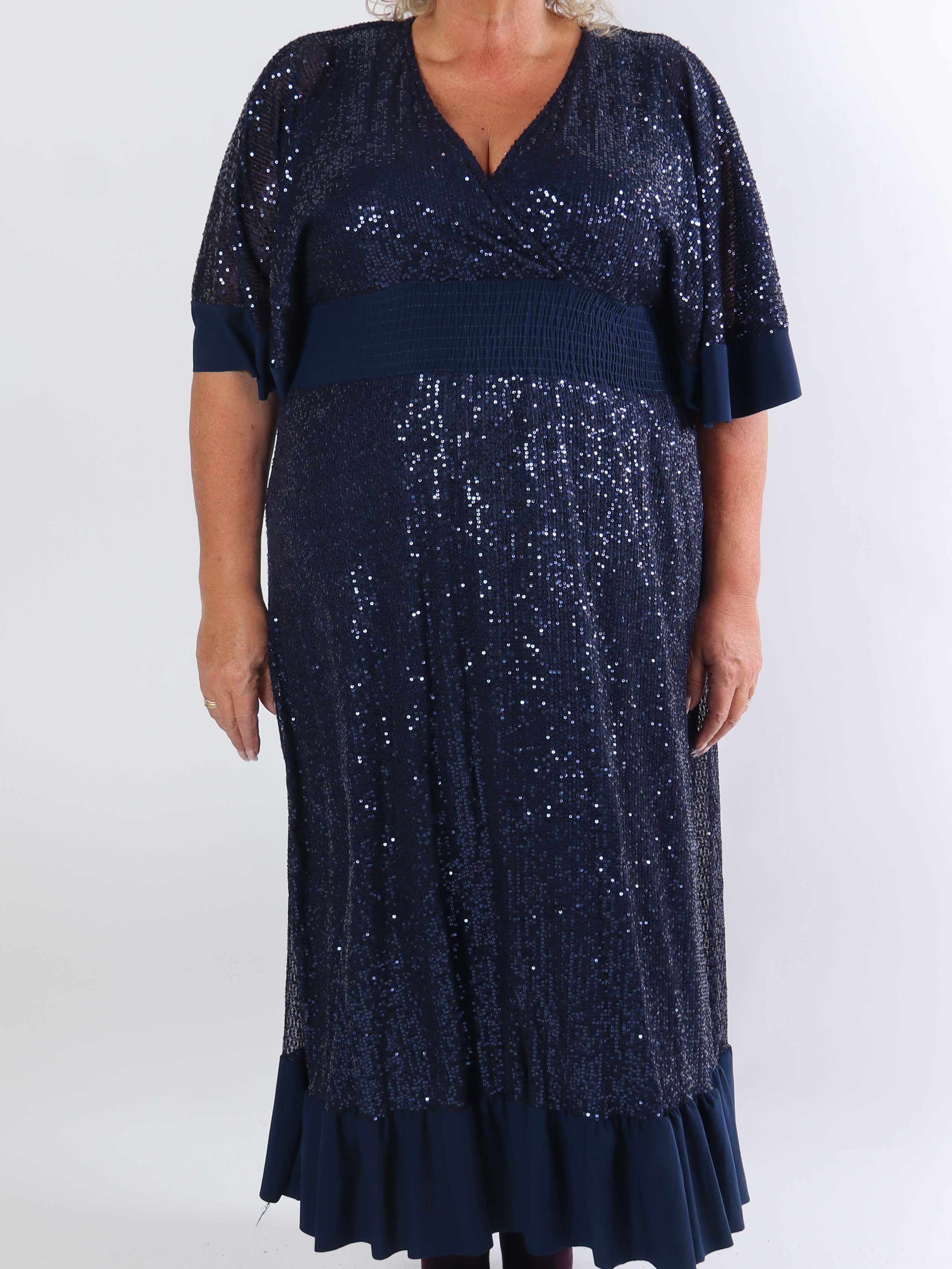 Pamela Glitter - Lång paljettklänning i plusstorlek med volanger och smock