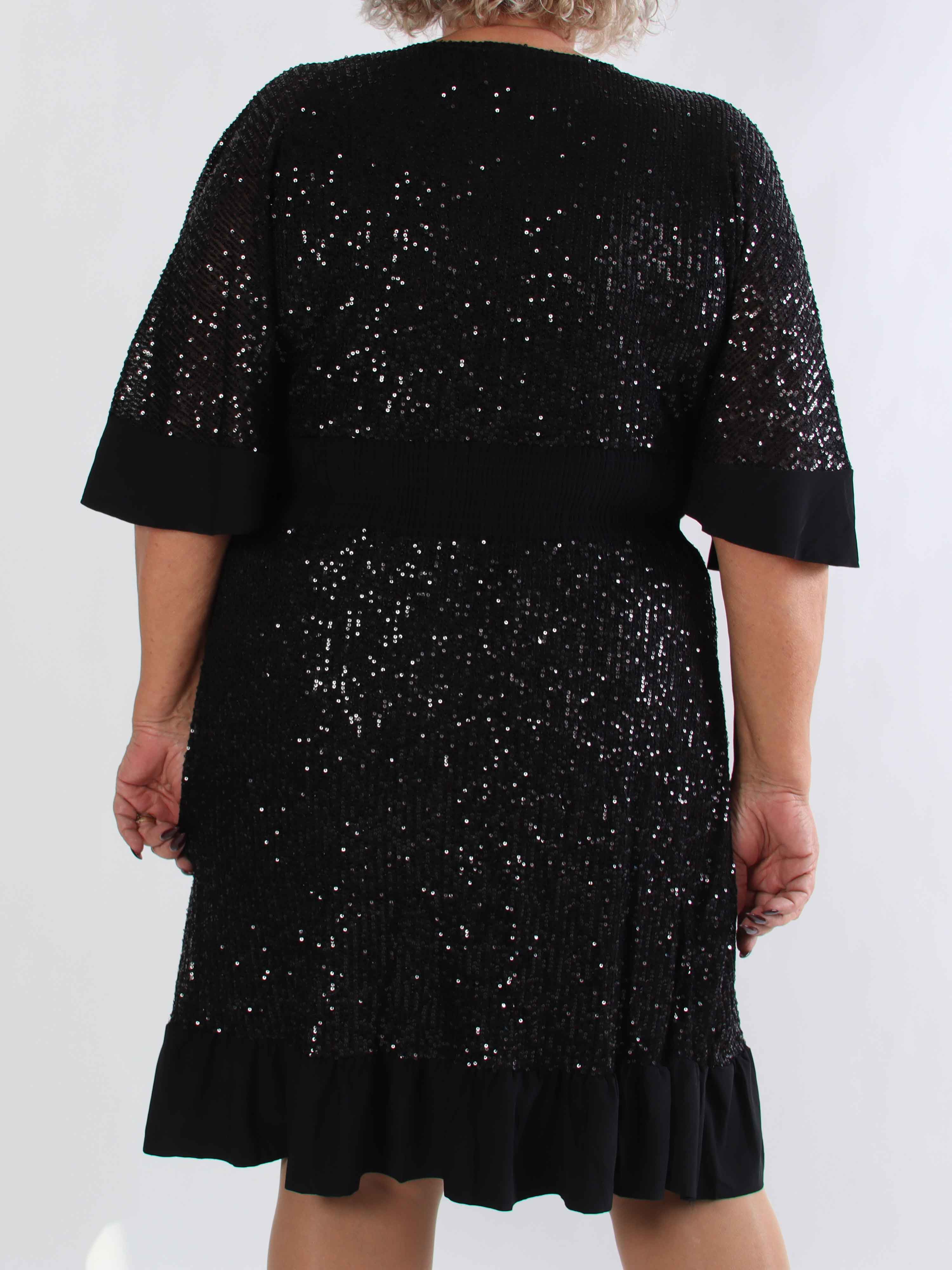 Pamela Glitter Short - Paljettklänning i plus size med volanger och smock