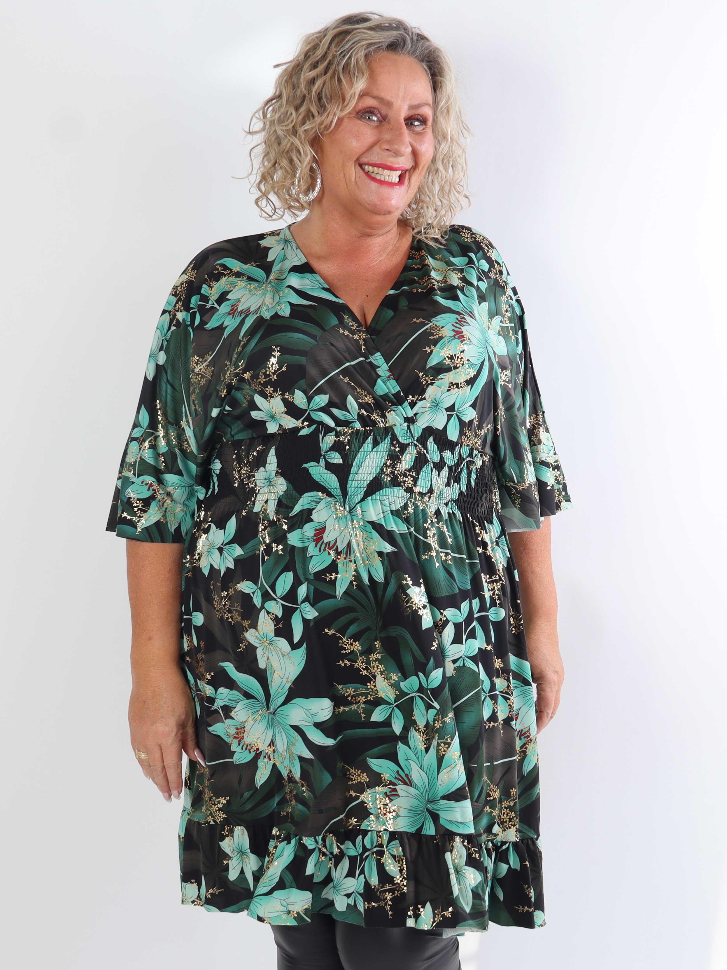 Pamela Gold Flower Short - Elastisk plus size-klänning med smock och volanger