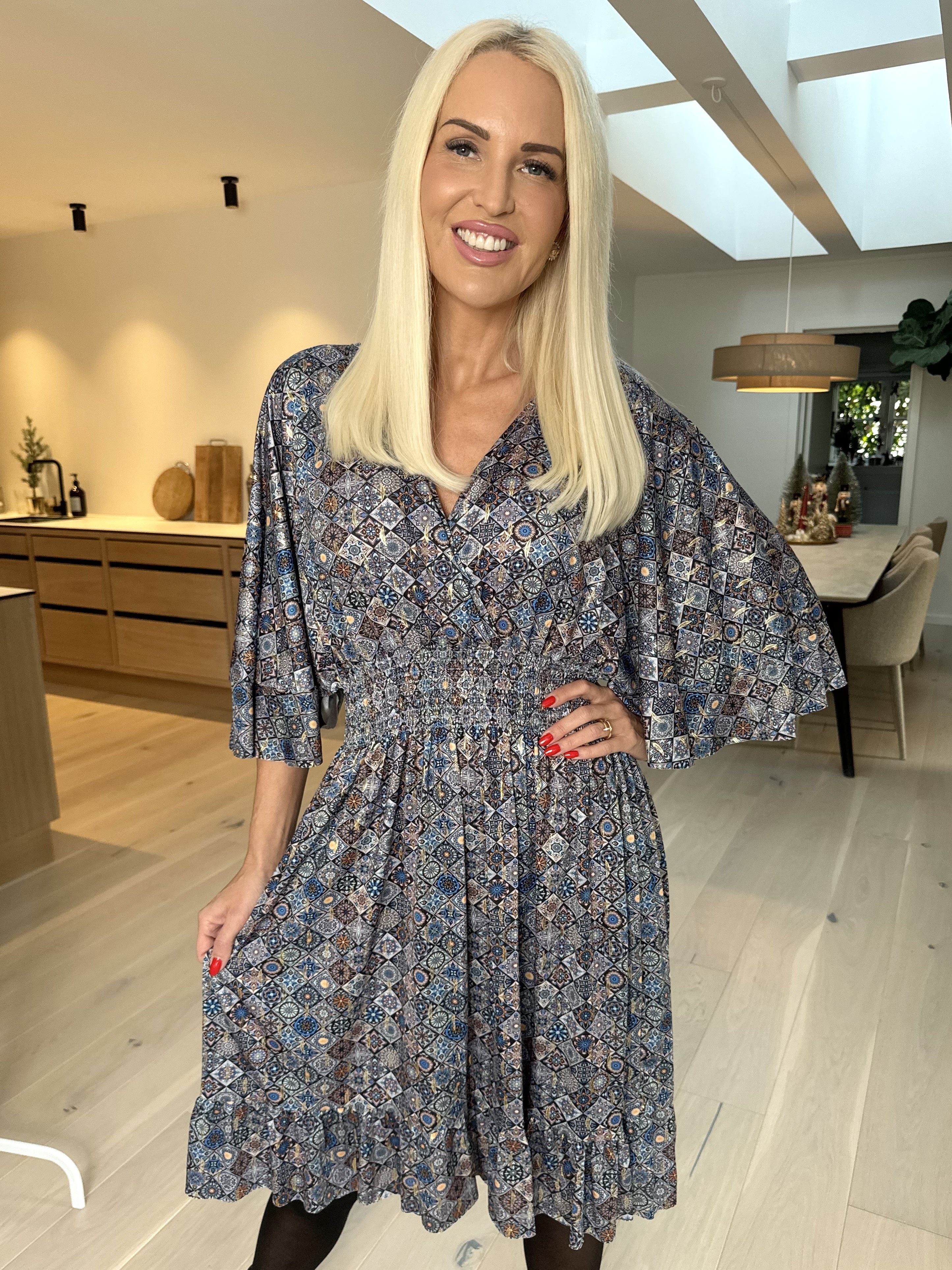 Pamela Mosaic Short - Elastisk klänning med volanger och smock