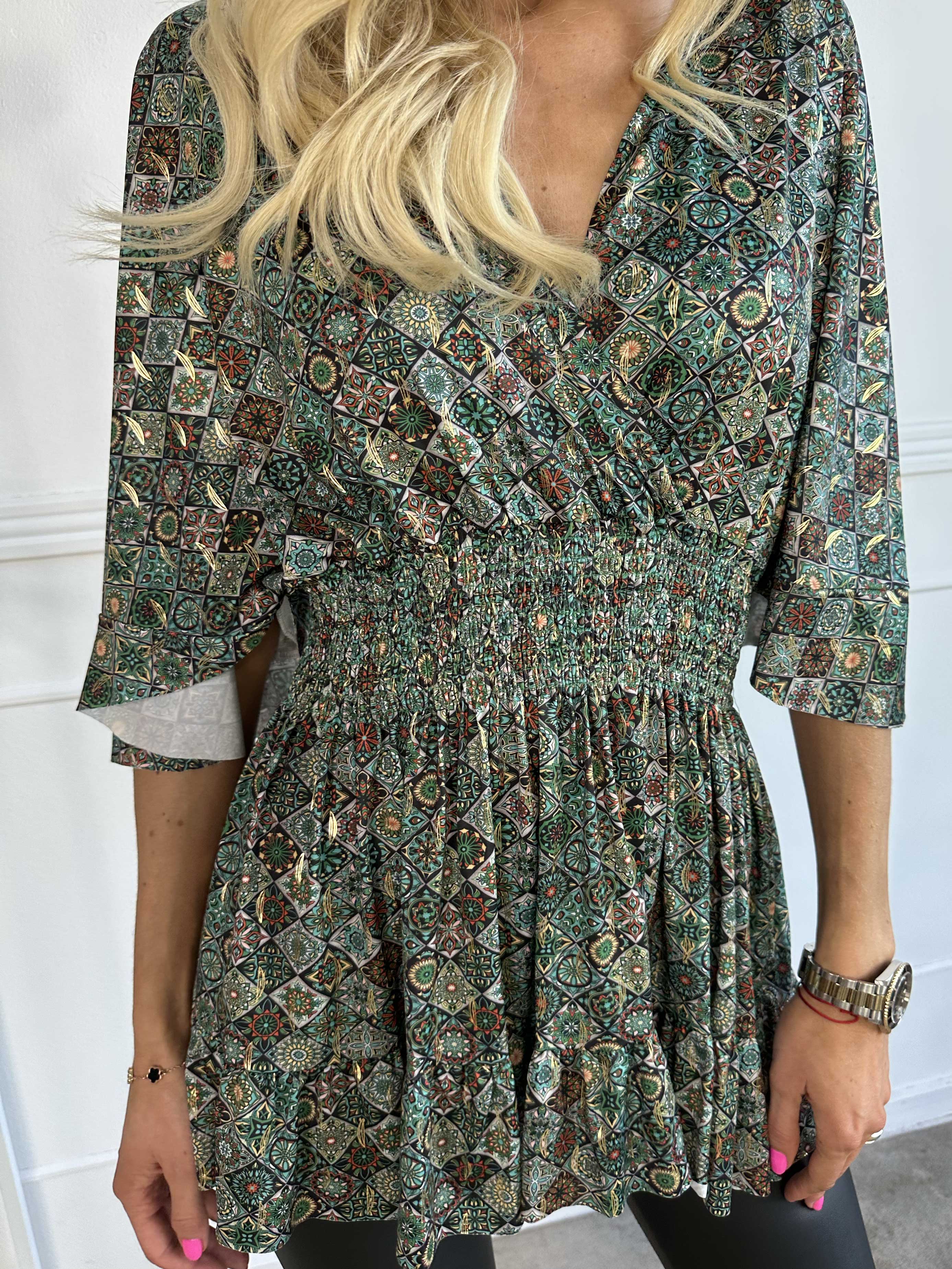 Pamela Mosaic Shirt - Elastisk tunika med smock och volanger