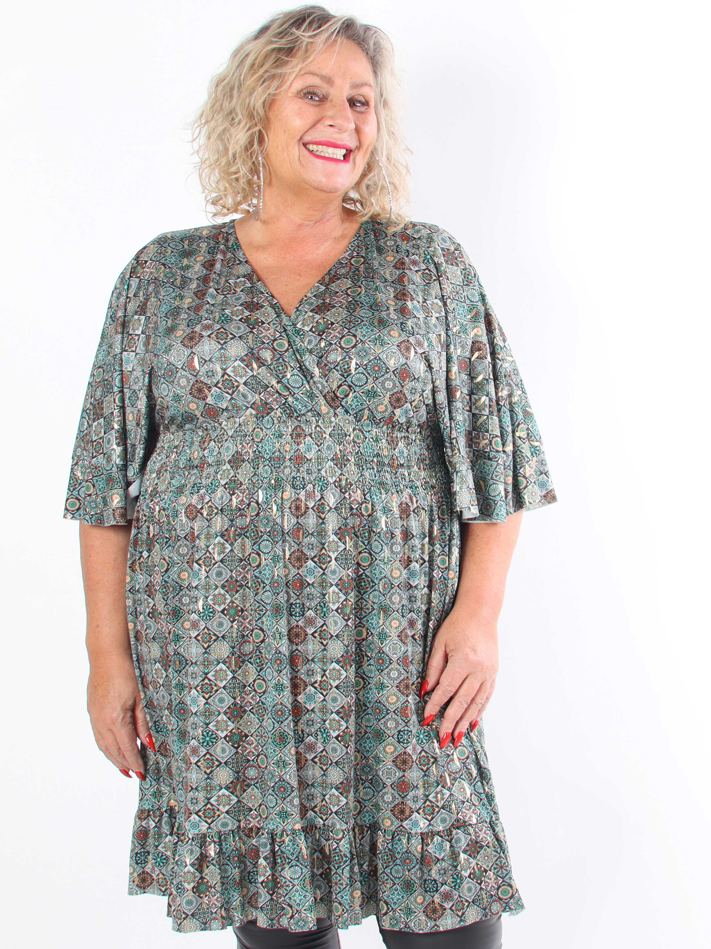 Pamela Mosaic Short - Elastisk plus size-klänning med volanger och smock