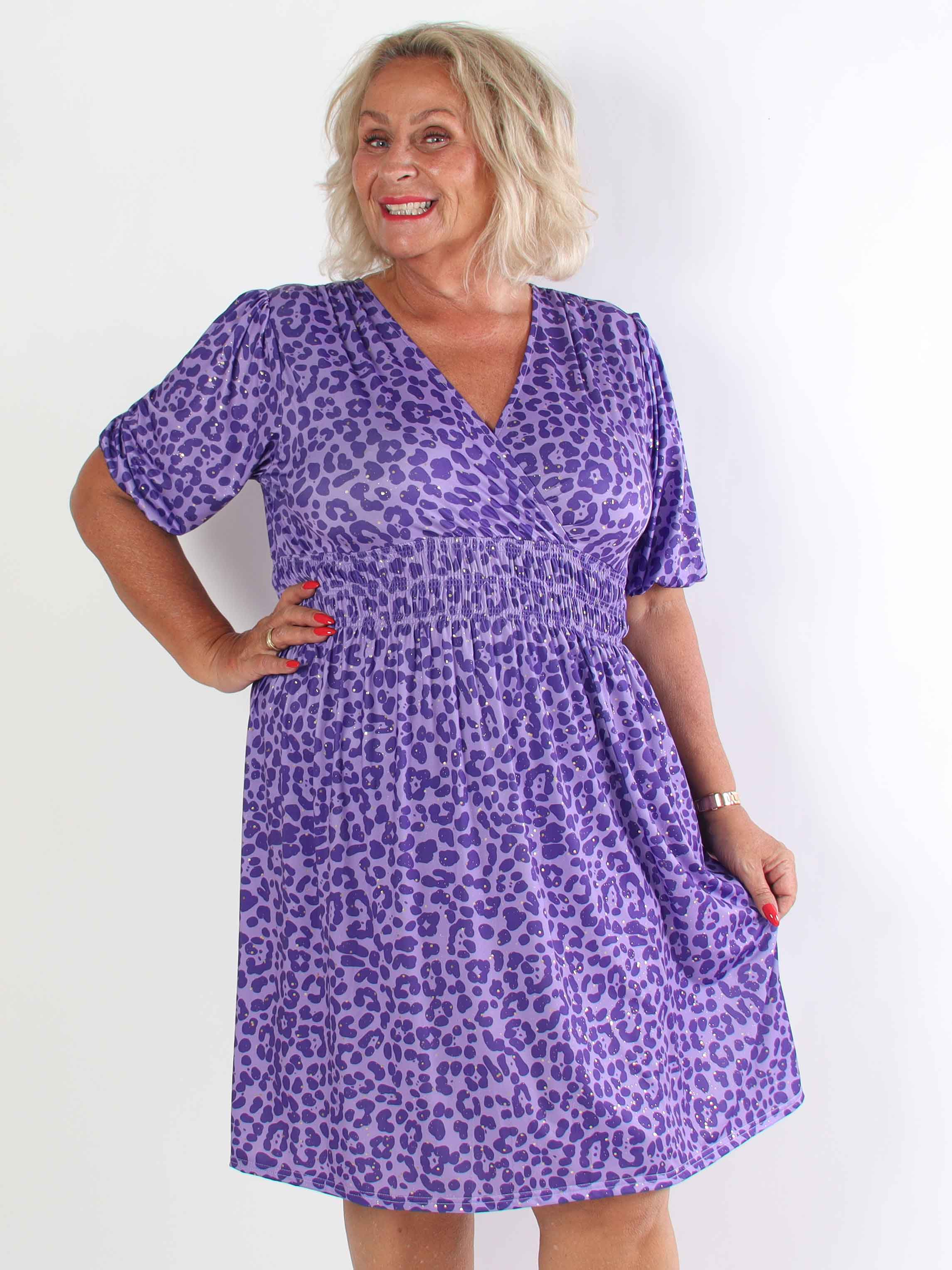 Pamina Leo Short - Kort elastisk plus size kjole i leopardprint