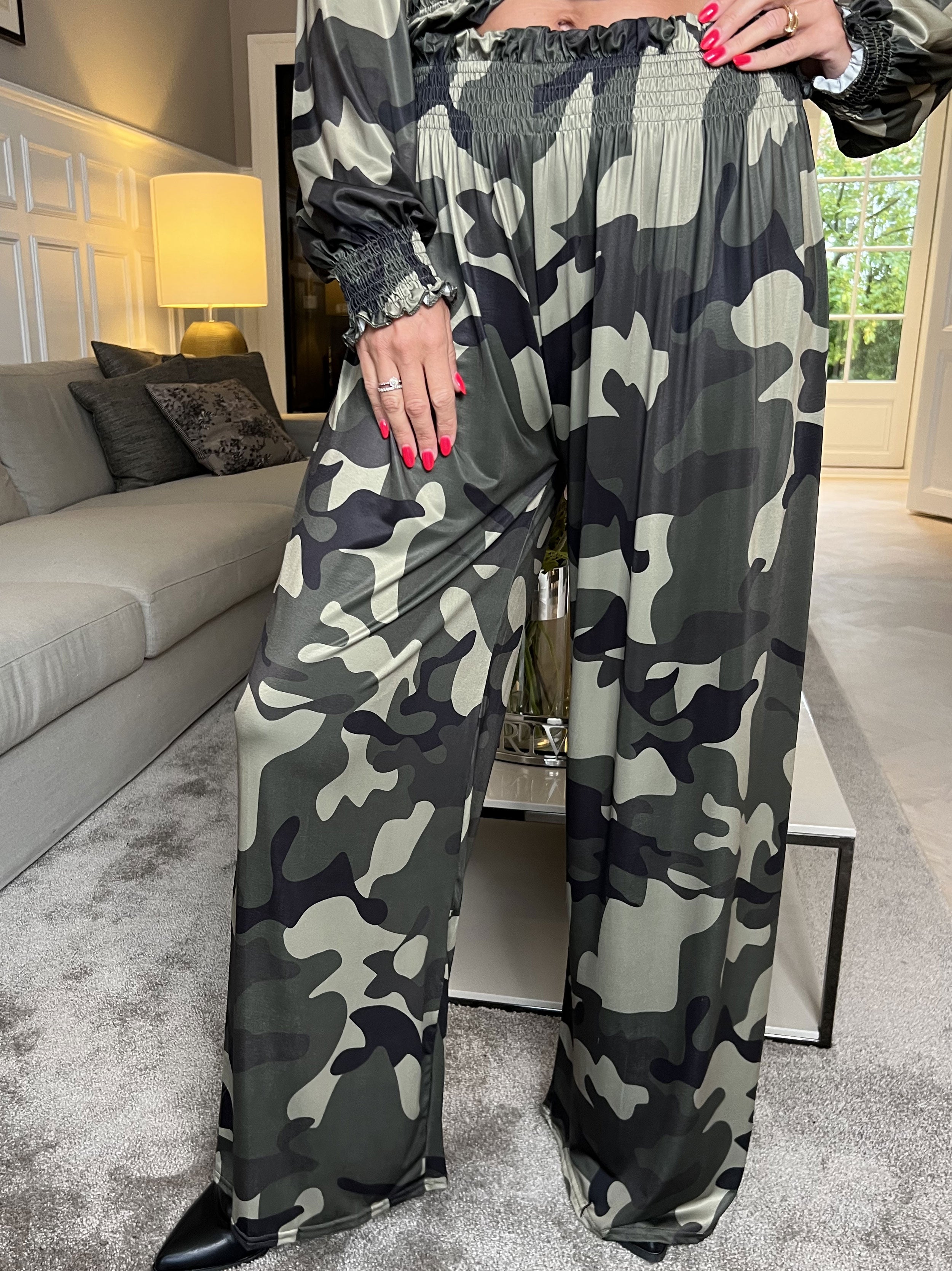 Pams Pants Camo - Lösa mönstrade byxor i stretchigt tyg