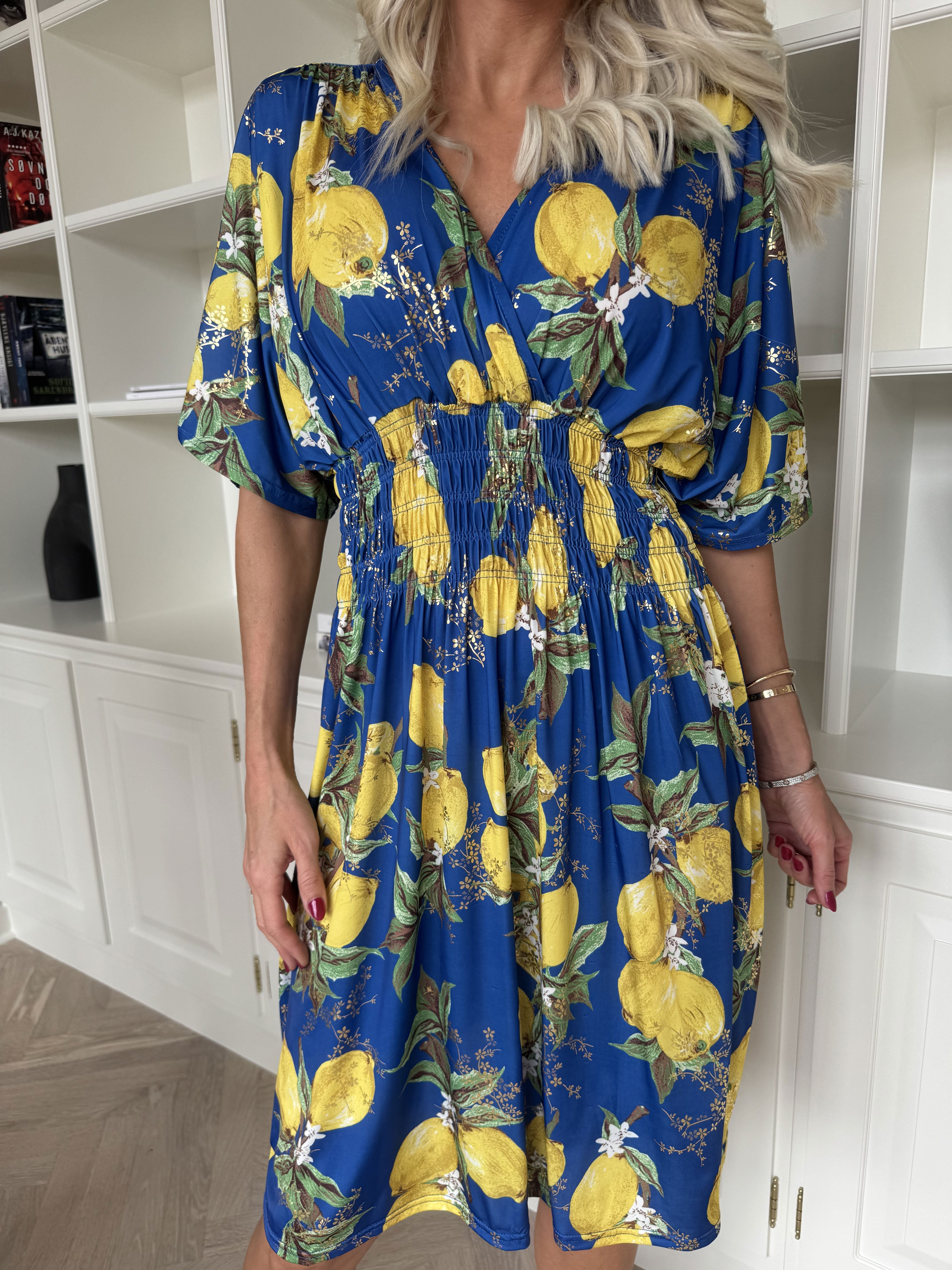 Pams Lemon Short - Elastisk klänning med citroner och gulddetaljer