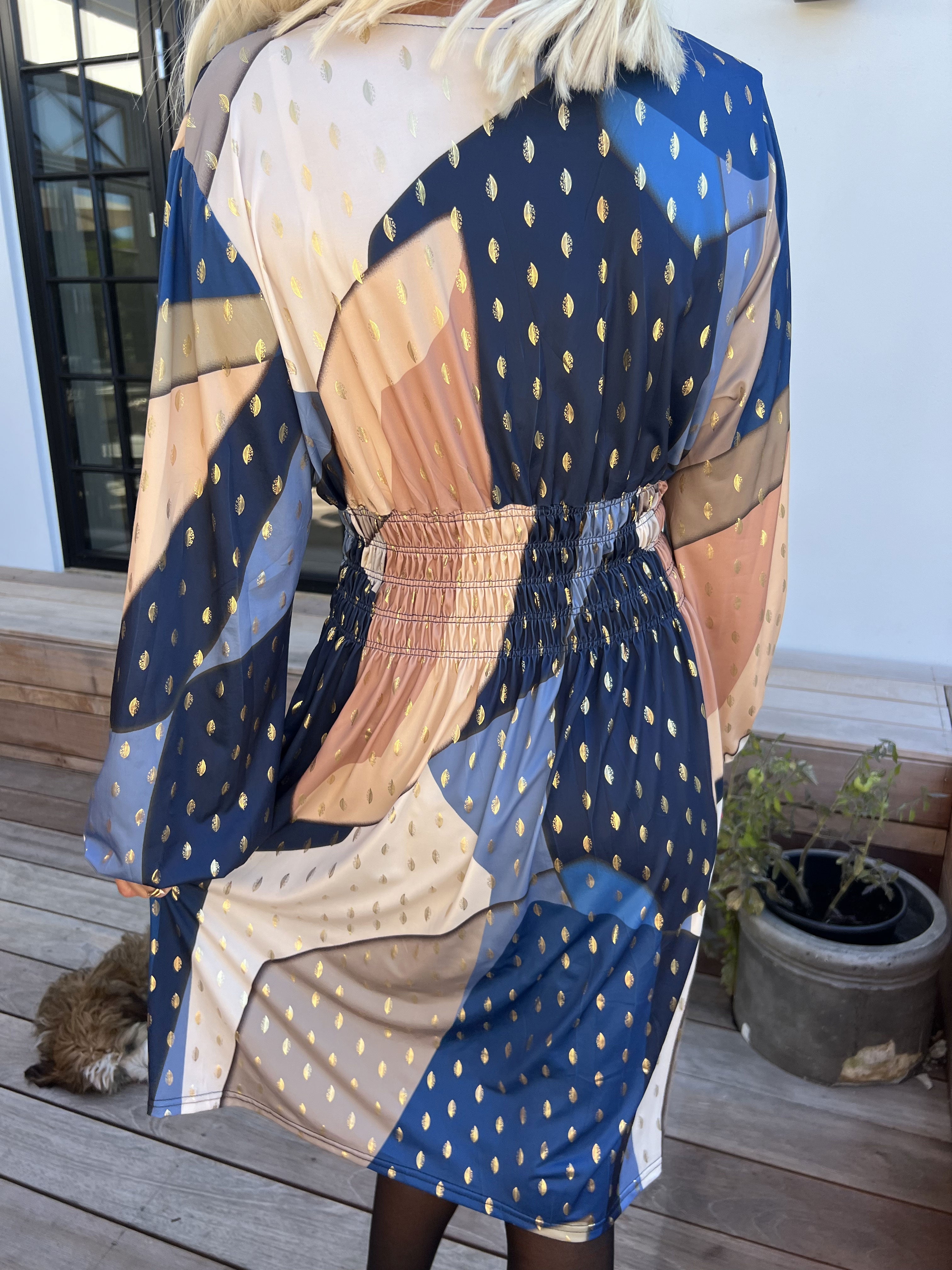 Pams Abstract Short L/S - Elastisk flerfärgad klänning med gulddetaljer