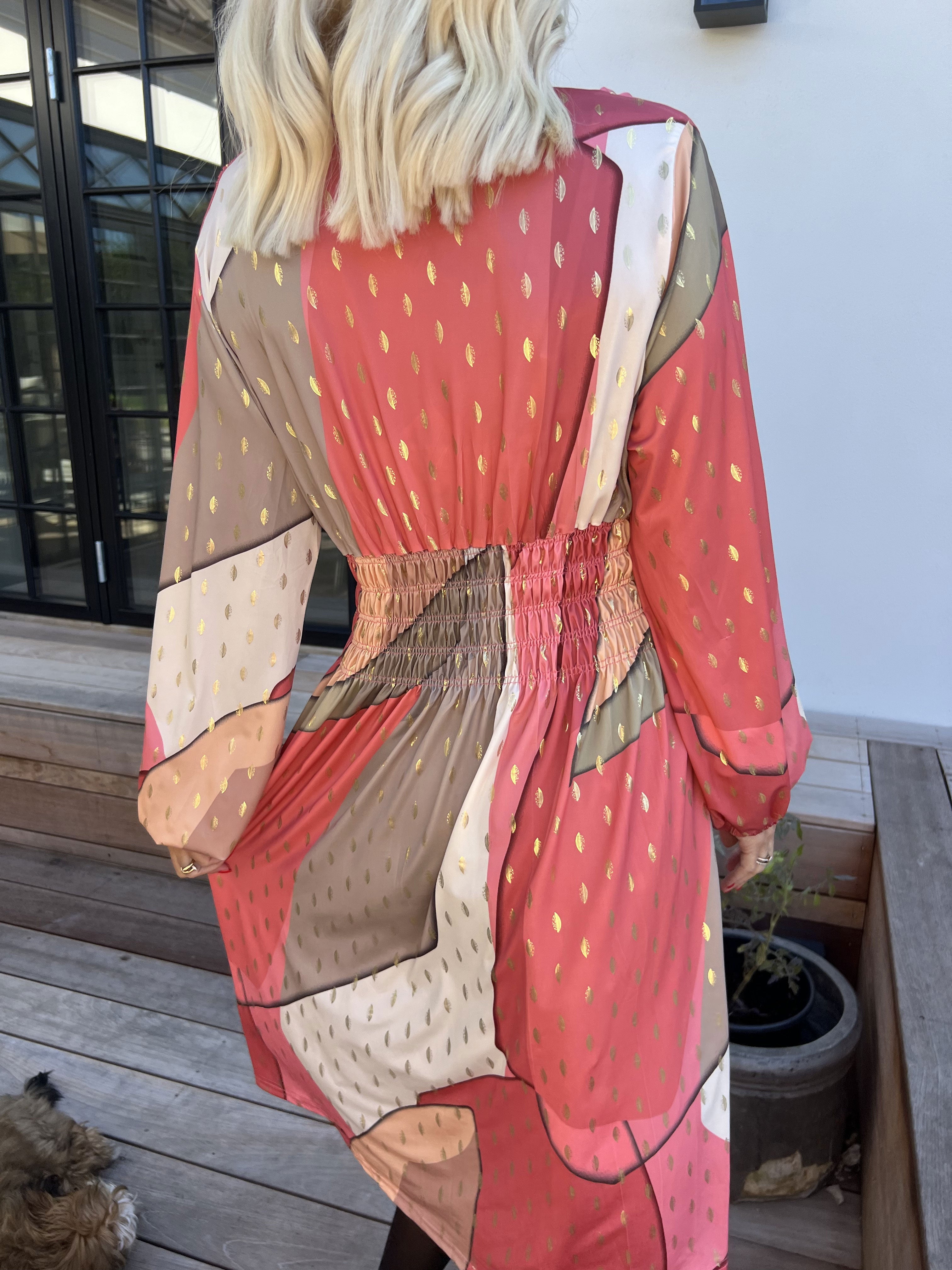 Pams Abstract Short L/S - Elastisk flerfärgad klänning med gulddetaljer