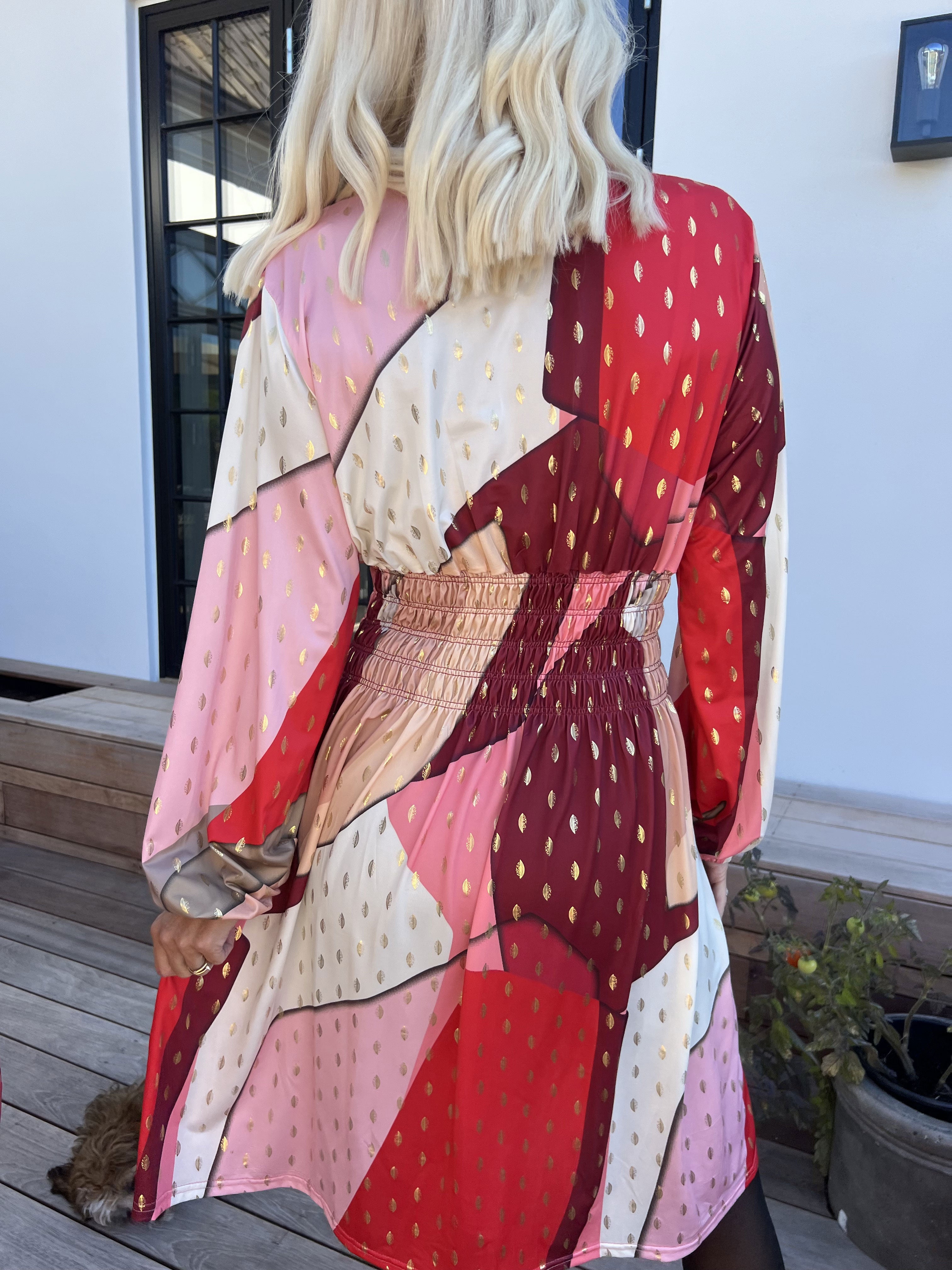 Pams Abstract Short L/S - Elastisk flerfärgad klänning med gulddetaljer