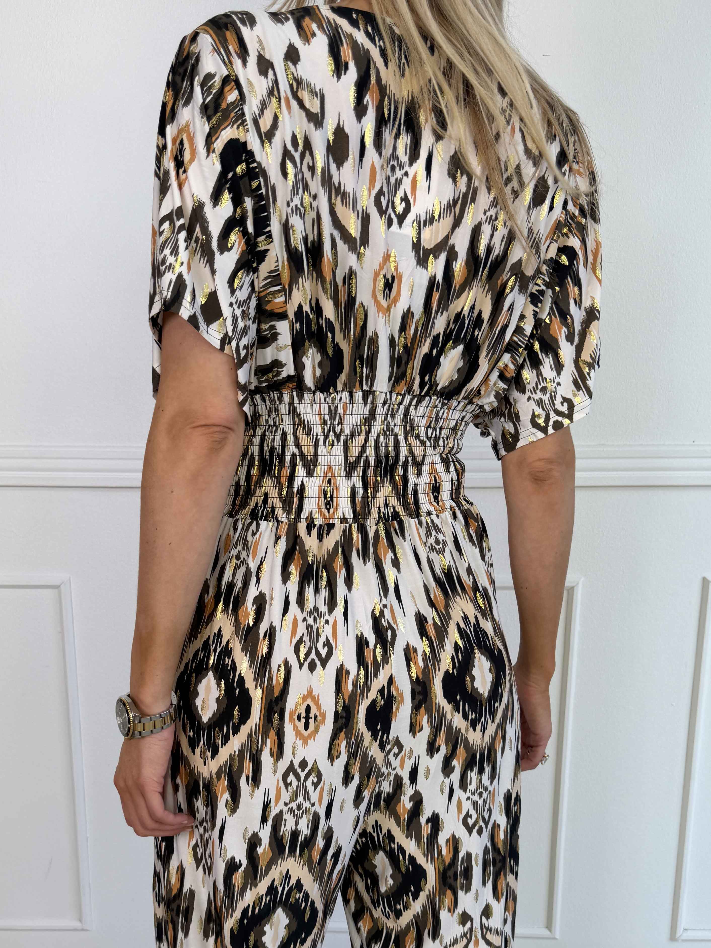 Pams Artsy Jumpsuit - Elastisk mønstret buksedragt med guld dutter
