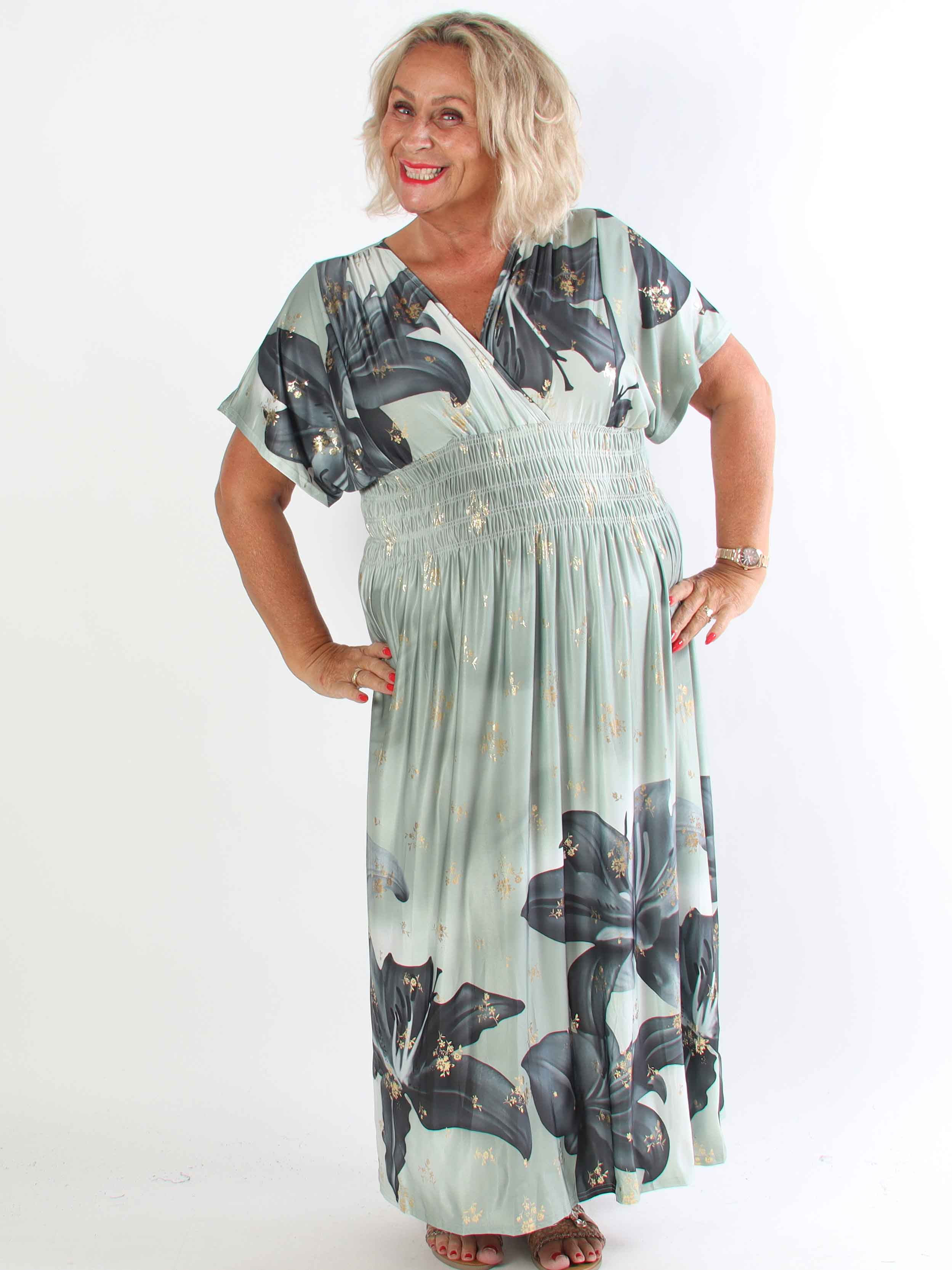 Pams Big Lily - Elastisk plus size klänning med stora liljor och gulddetaljer