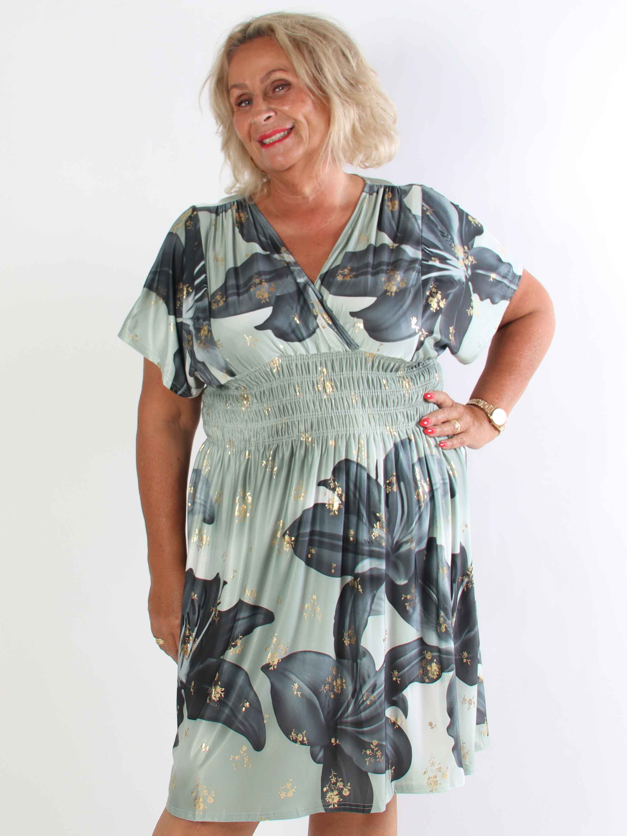 Pams Big Lily Short - Kort elastisk plus size klänning med stora liljor och gulddetaljer