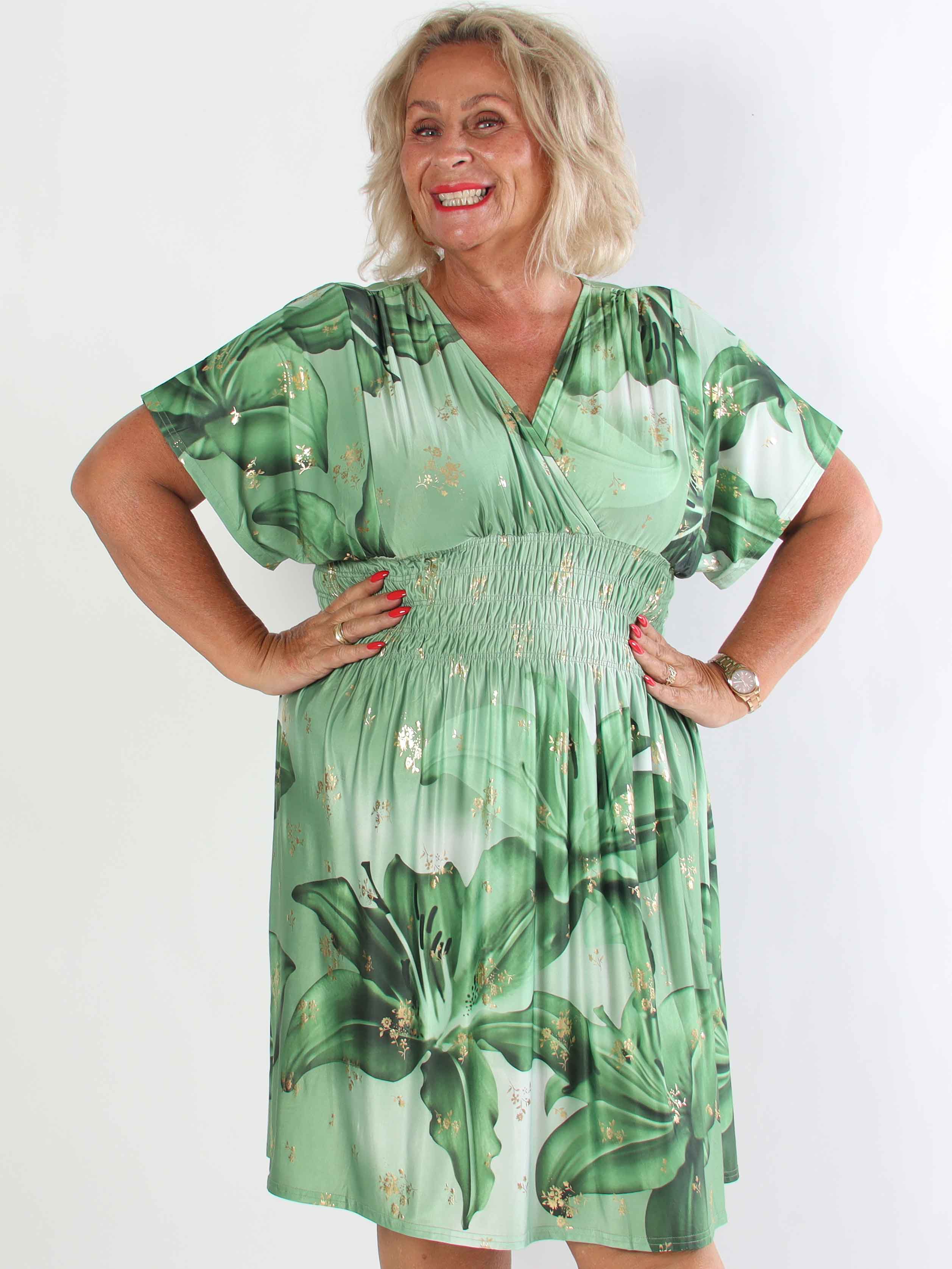 Pams Big Lily Short - Kort elastisk plus size klänning med stora liljor och gulddetaljer